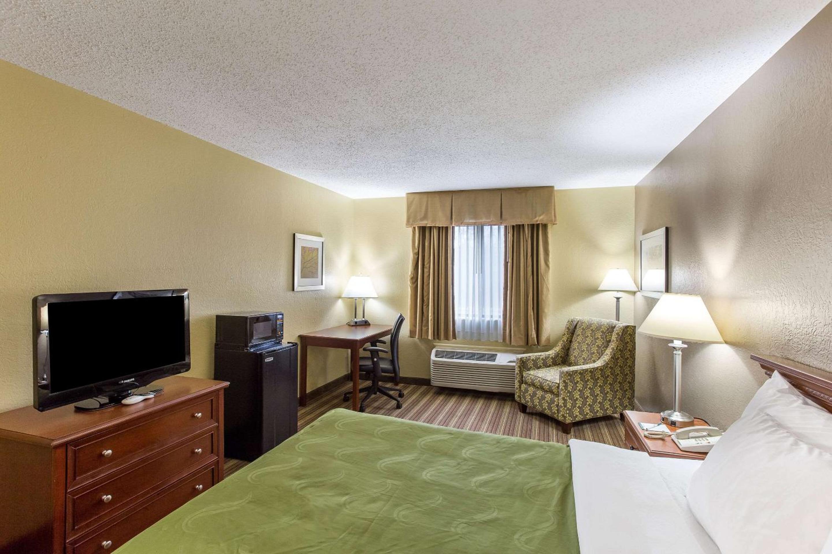 King Room - Non-Smoking - Photo 5