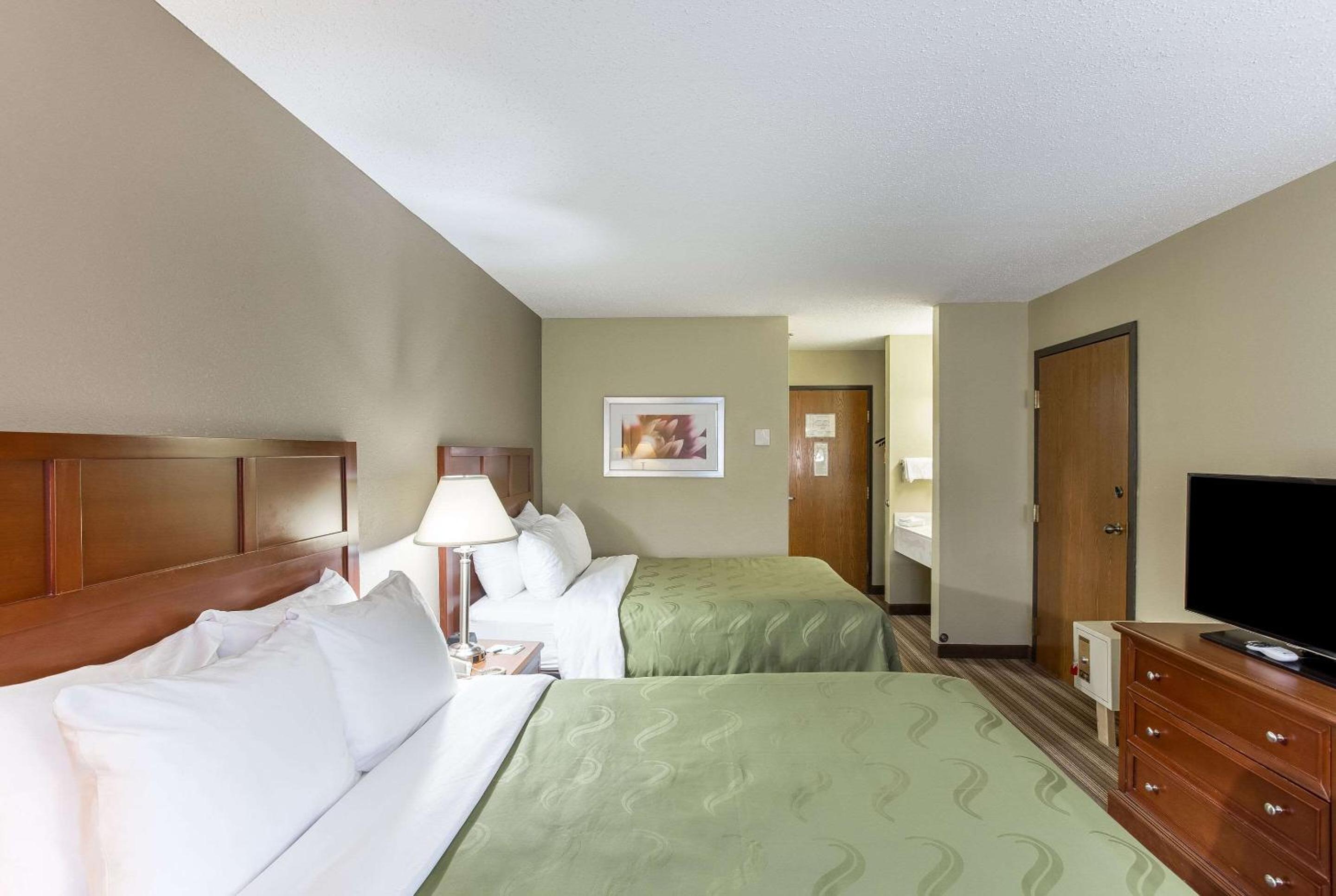 Queen Room with Two Queen Beds - Non-Smoking - Photo 4