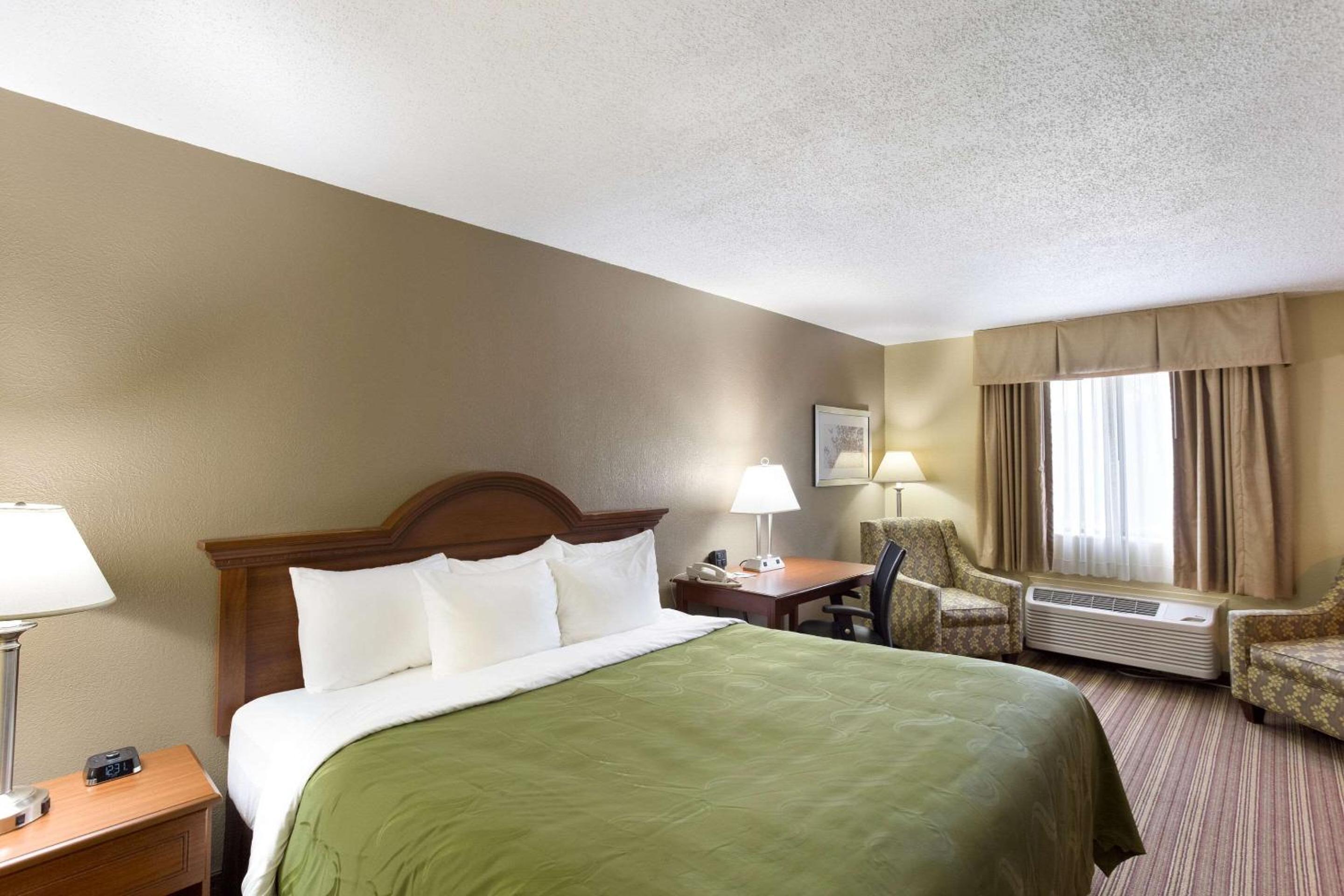 King Suite with bath - Non-Smoking - Photo 1