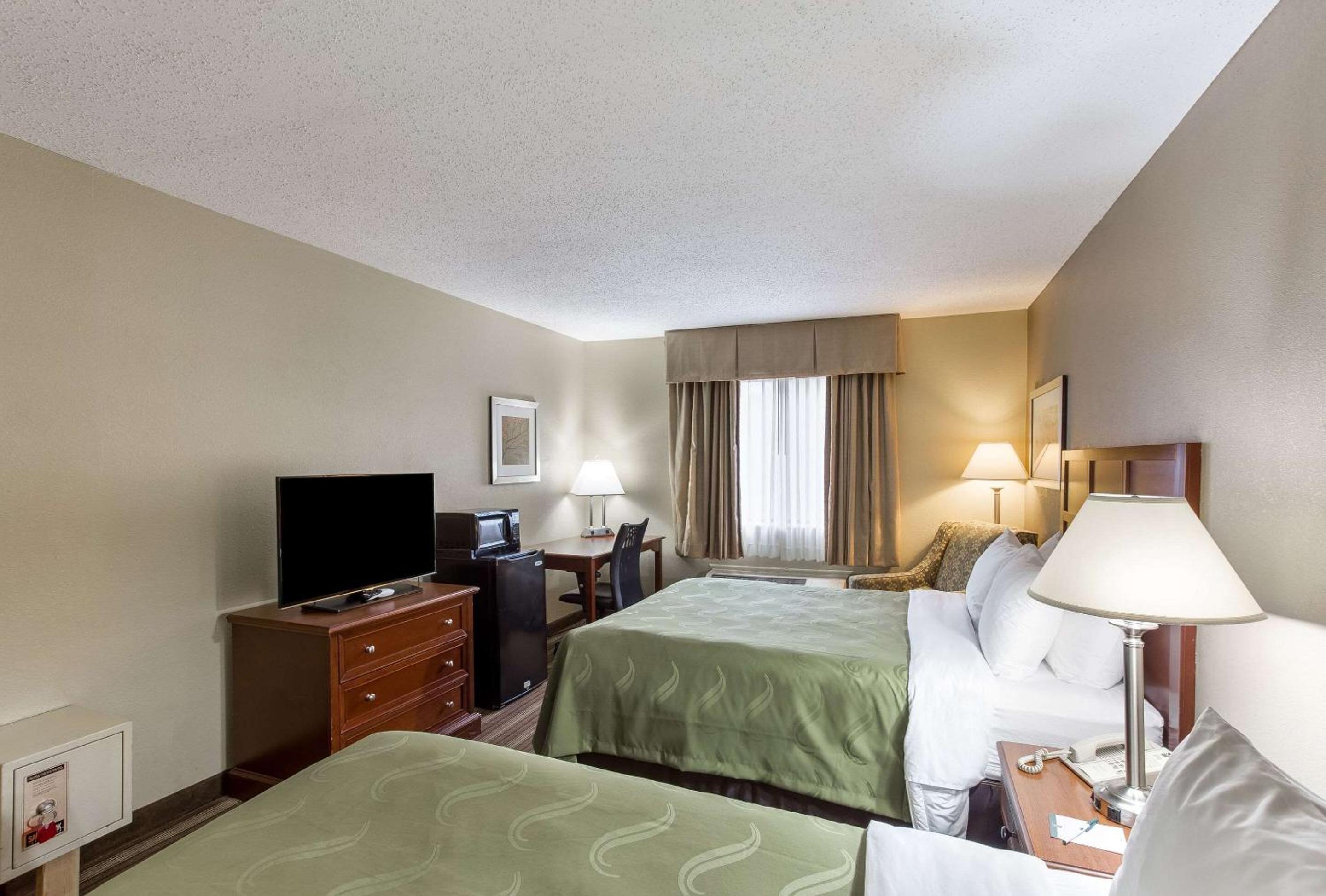 Queen Room with Two Queen Beds - Non-Smoking - Photo 3