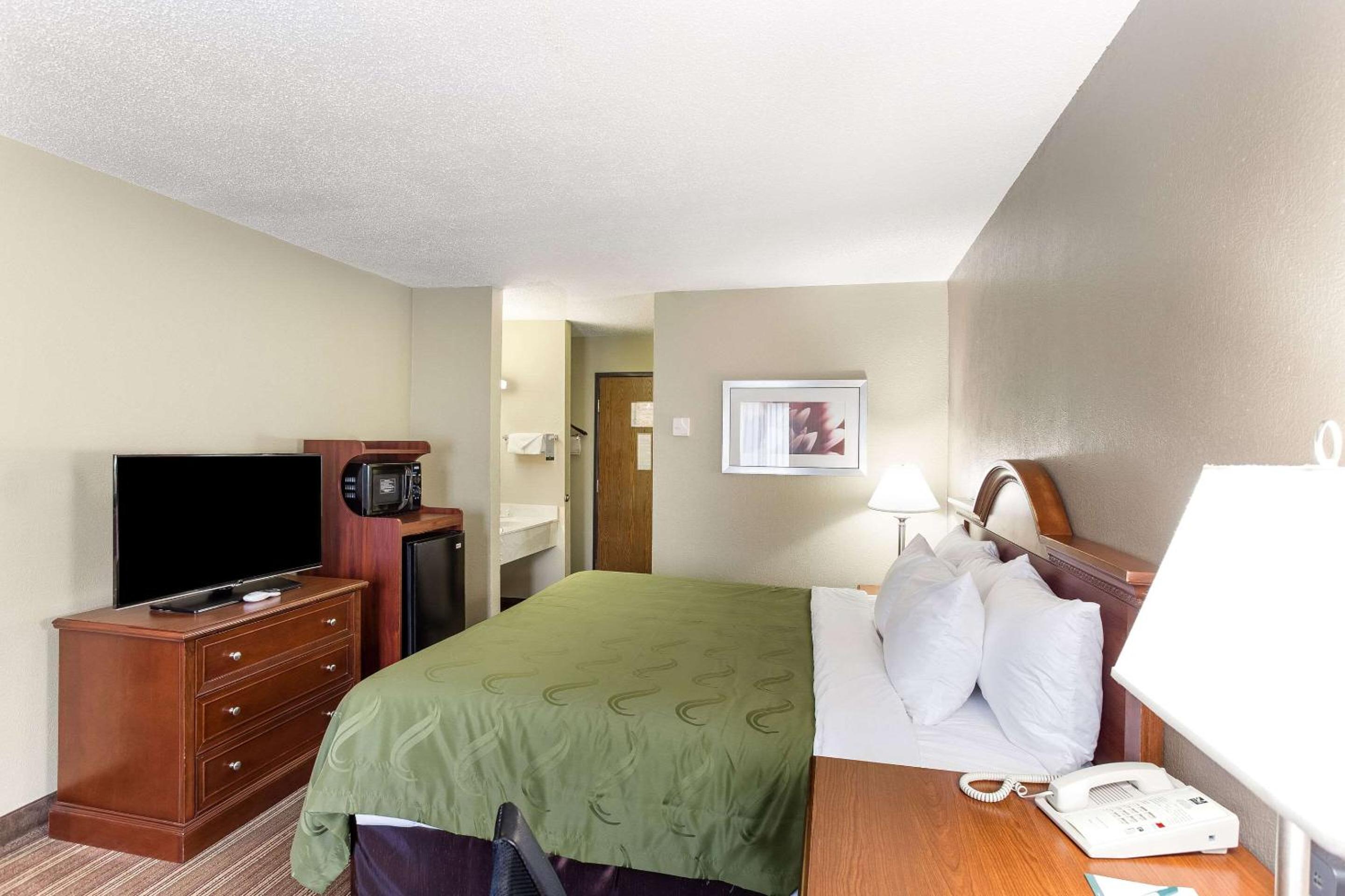 King Suite with bath - Non-Smoking - Photo 2