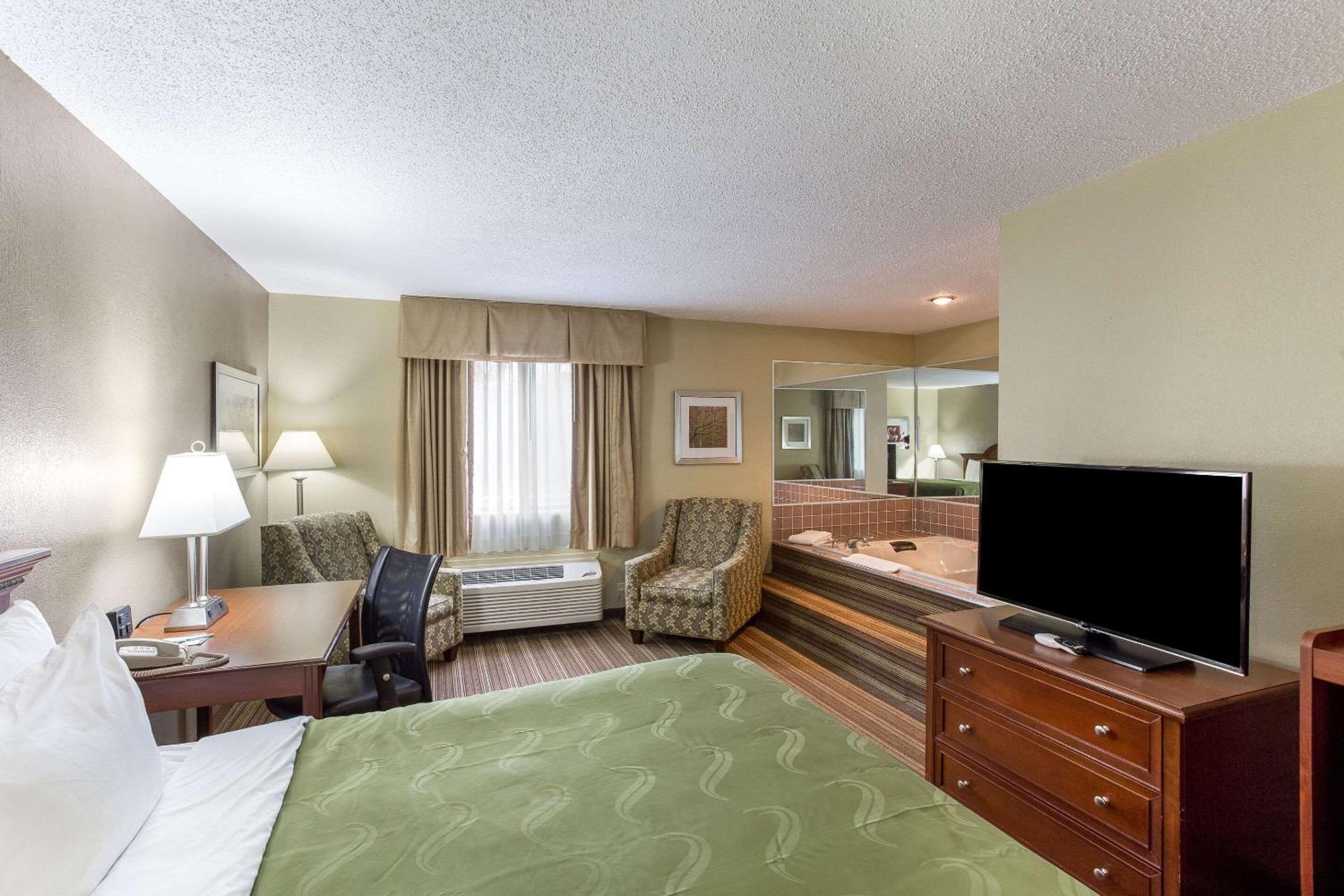 King Suite with bath - Non-Smoking - Photo 3