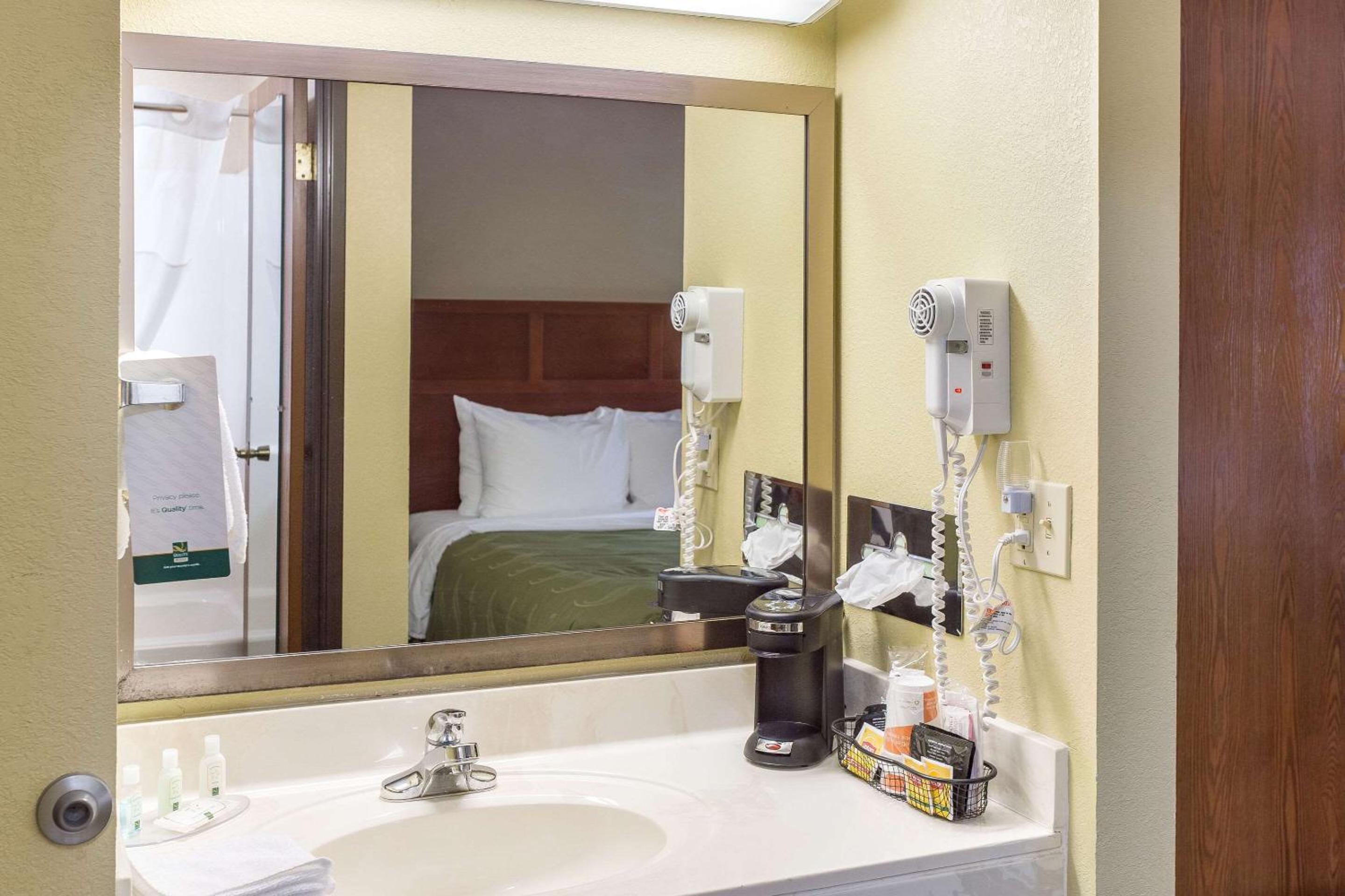 Queen Room with Two Queen Beds - Non-Smoking - Photo 2