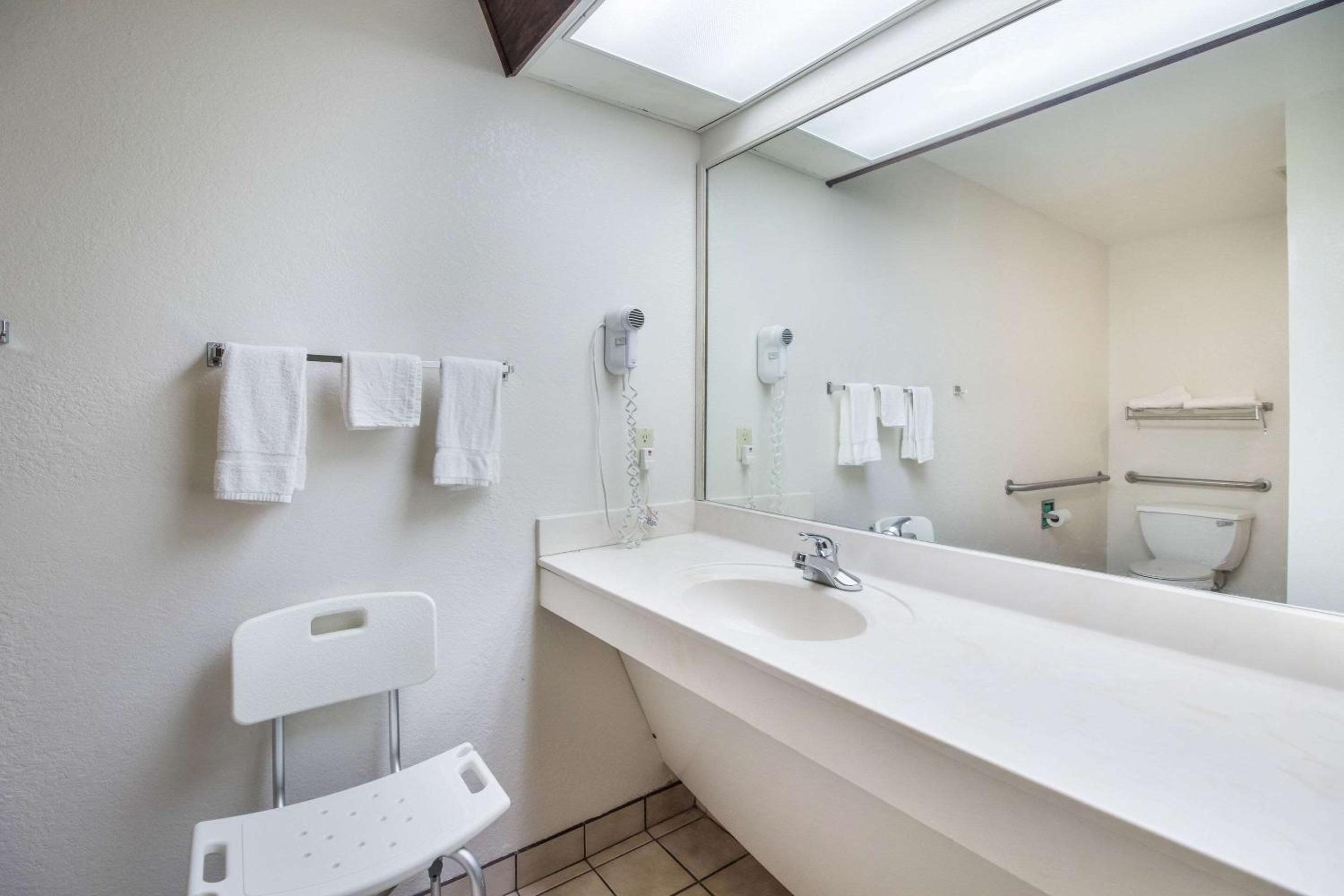 King Room - Accessible/Non-Smoking photo 3