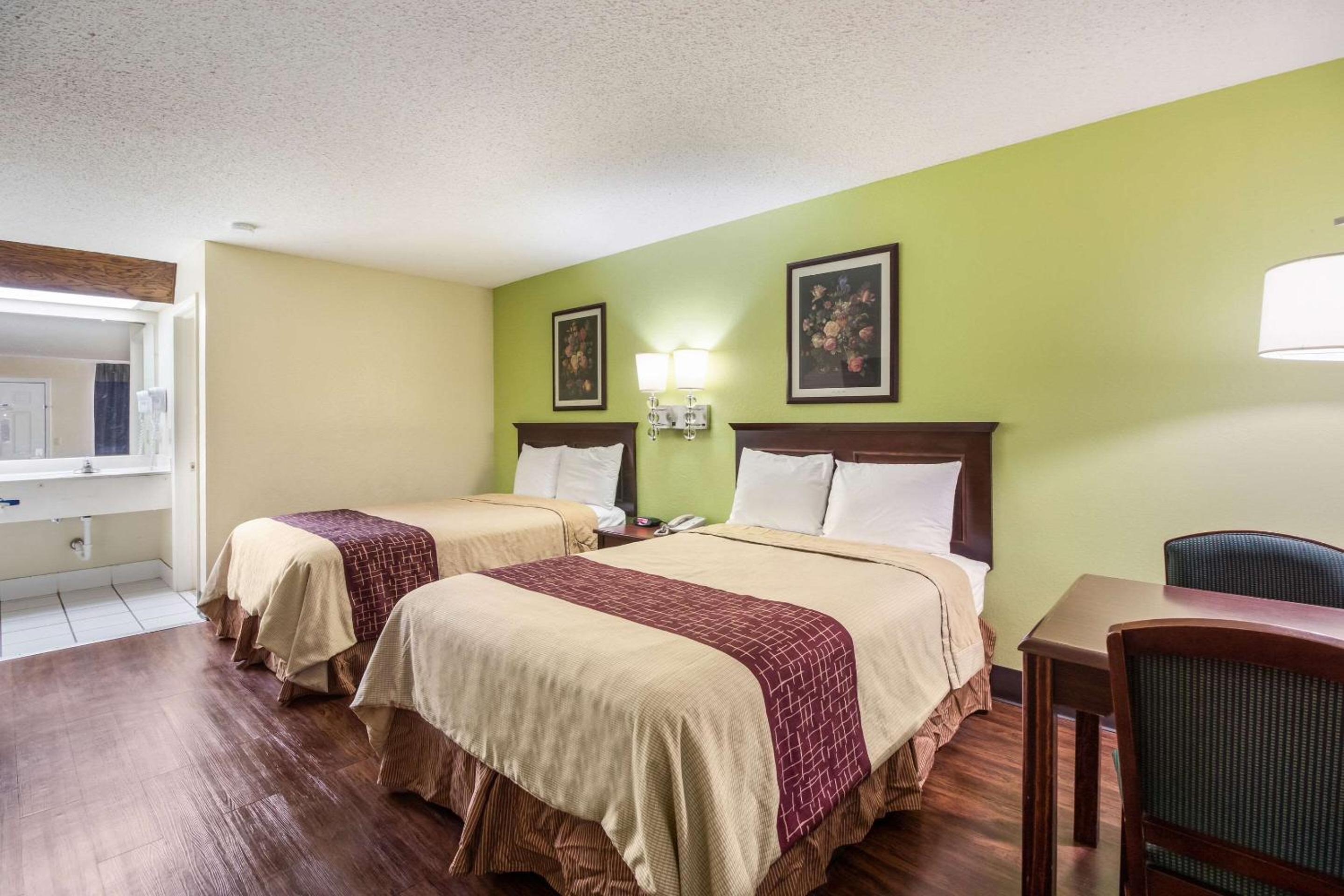 Double Room with Two Double Beds - Smoking photo 2