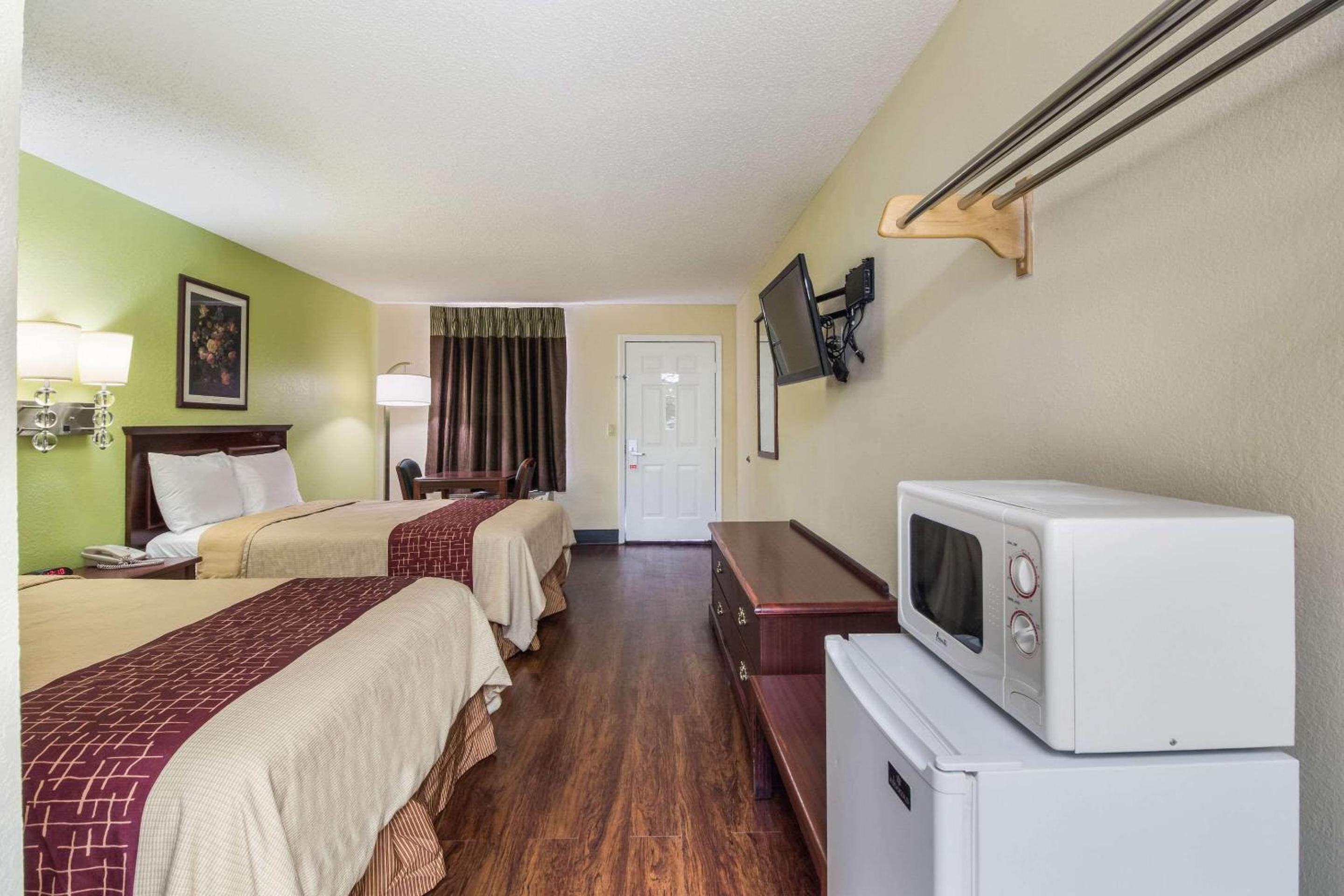 Double Room with Two Double Beds - Smoking photo 3