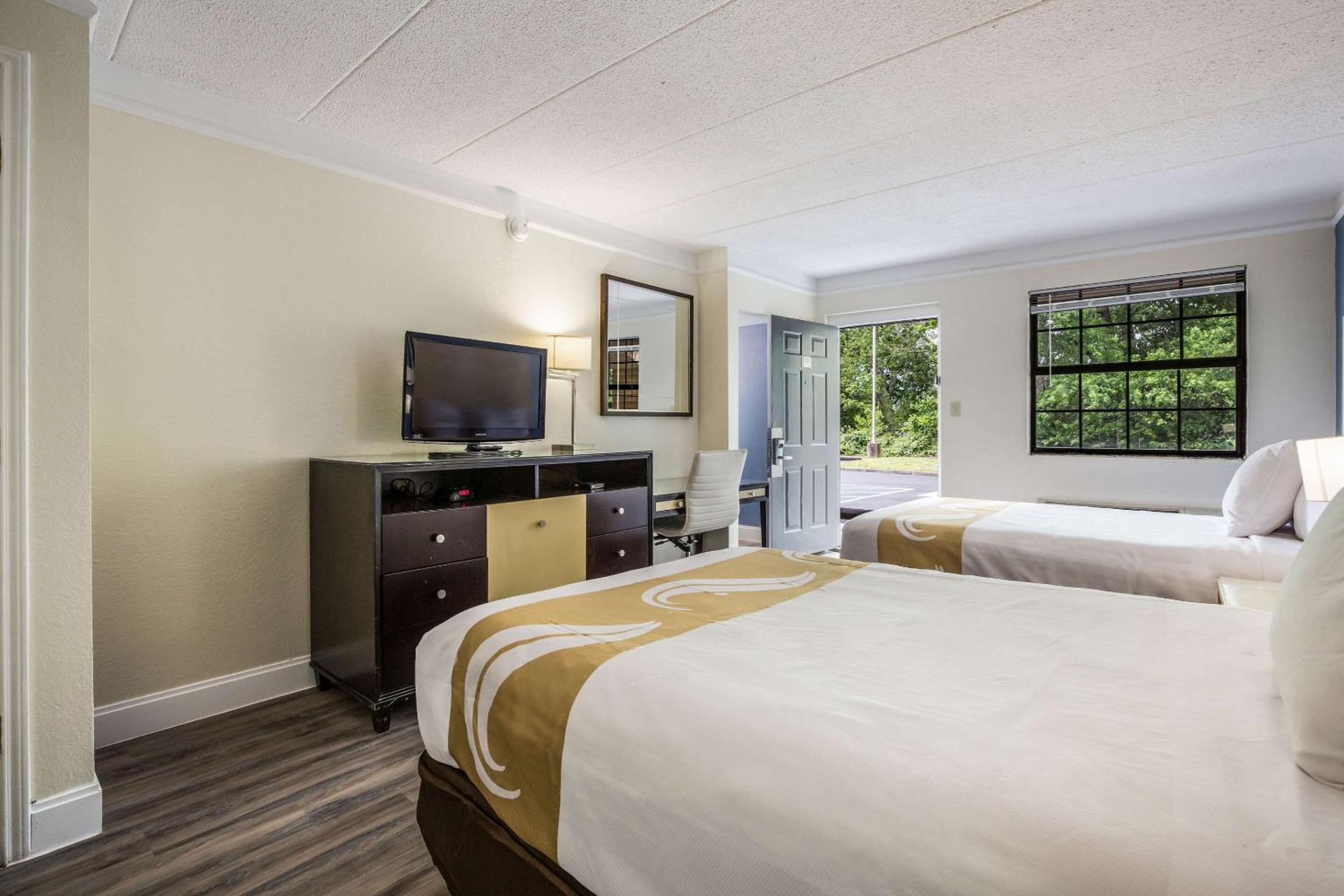 Double Room with Two Double Beds - Smoking - Photo 2