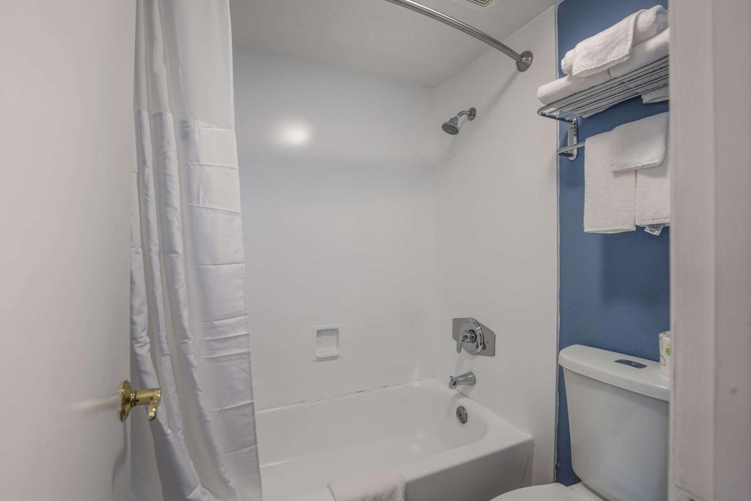 Double Room with Two Double Beds - Smoking - Photo 5