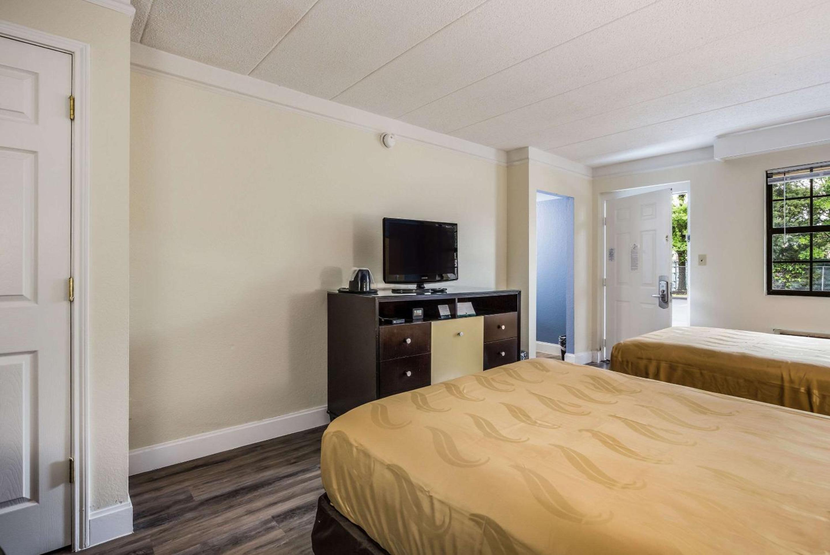 Double Room with Two Double Beds - Non-Smoking - Photo 5
