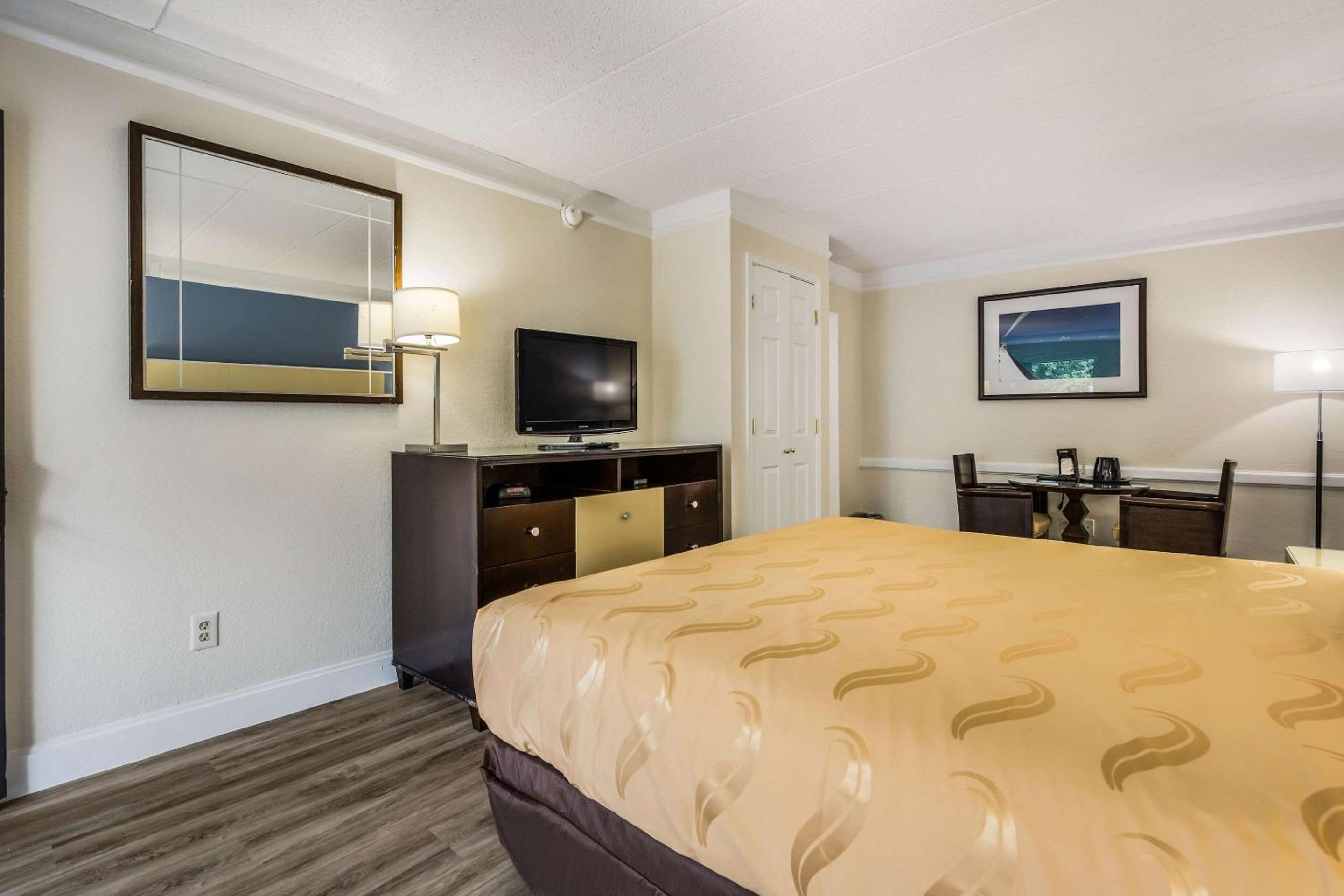 King Room - Non-Smoking - Photo 4