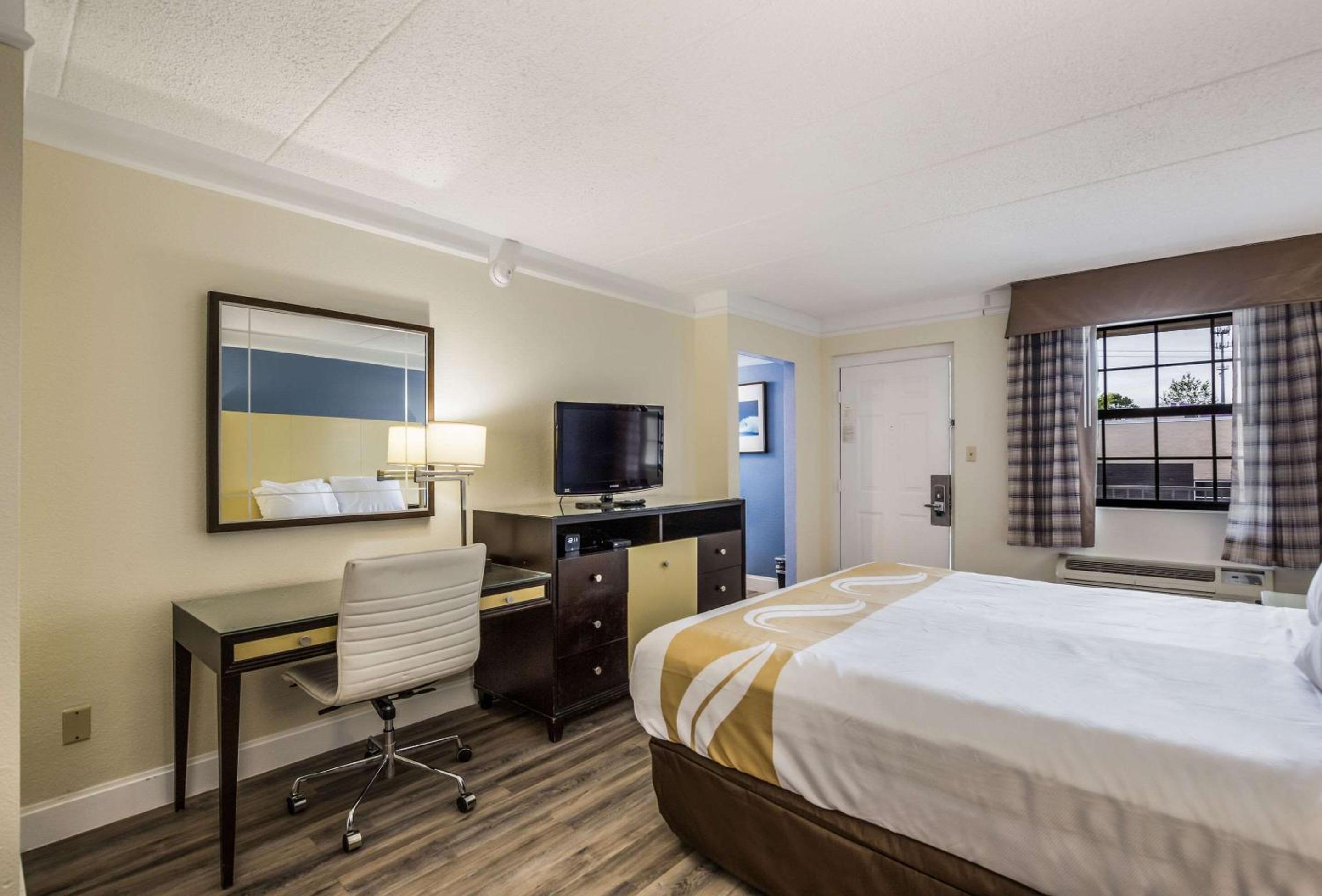 King Room - Non-Smoking - Photo 2