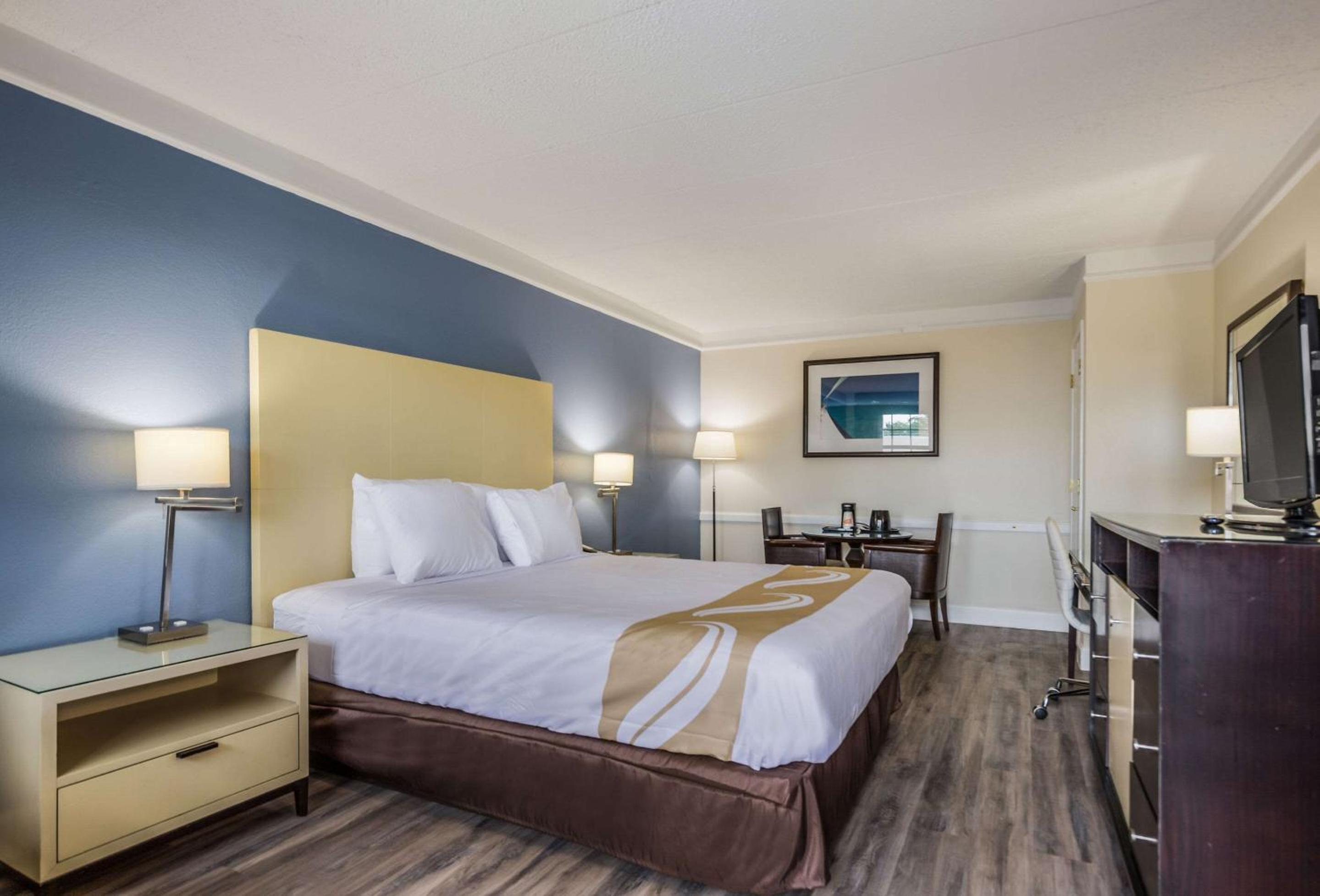 King Room - Non-Smoking - Photo 3