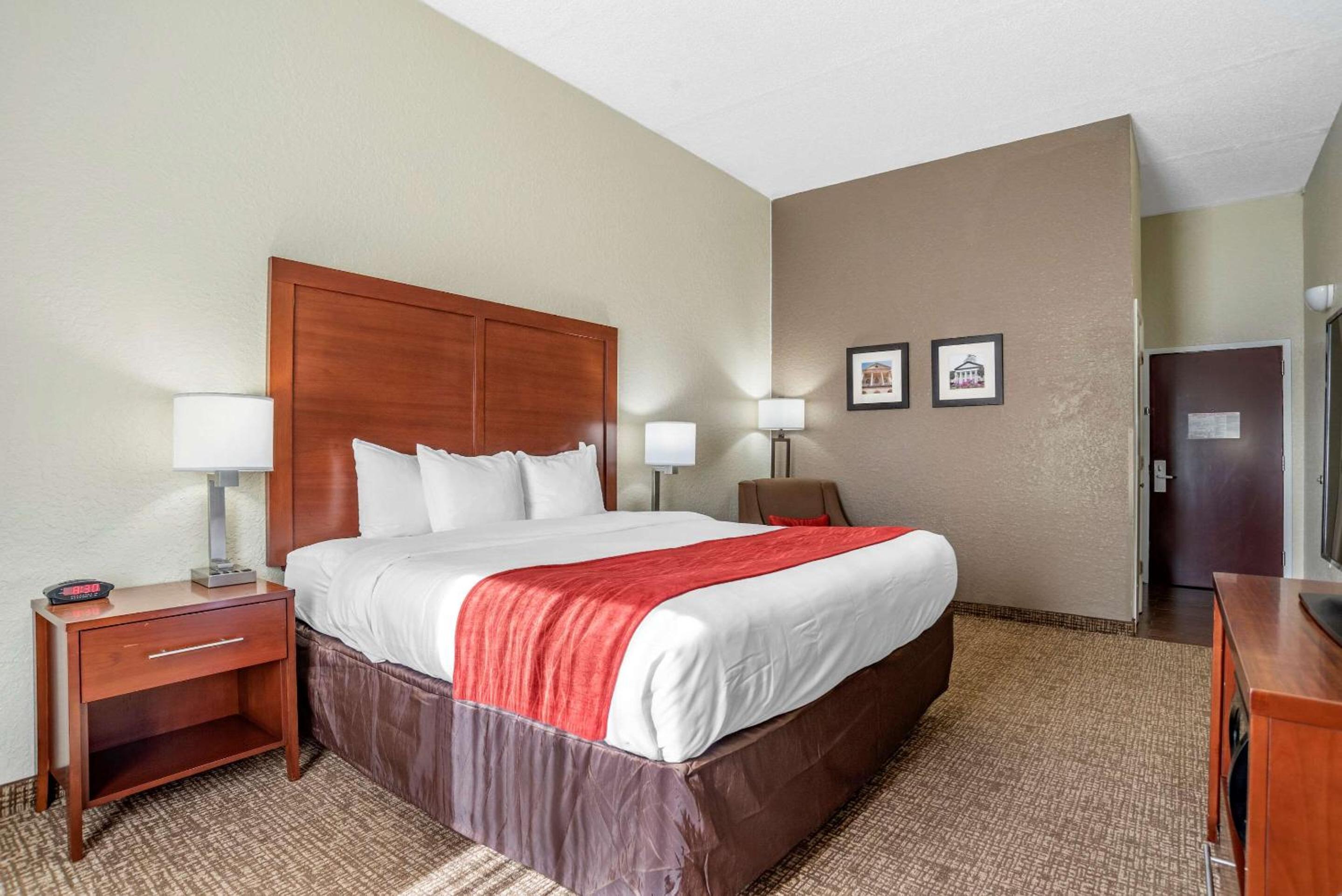 King Room - Non-Smoking - Photo 3