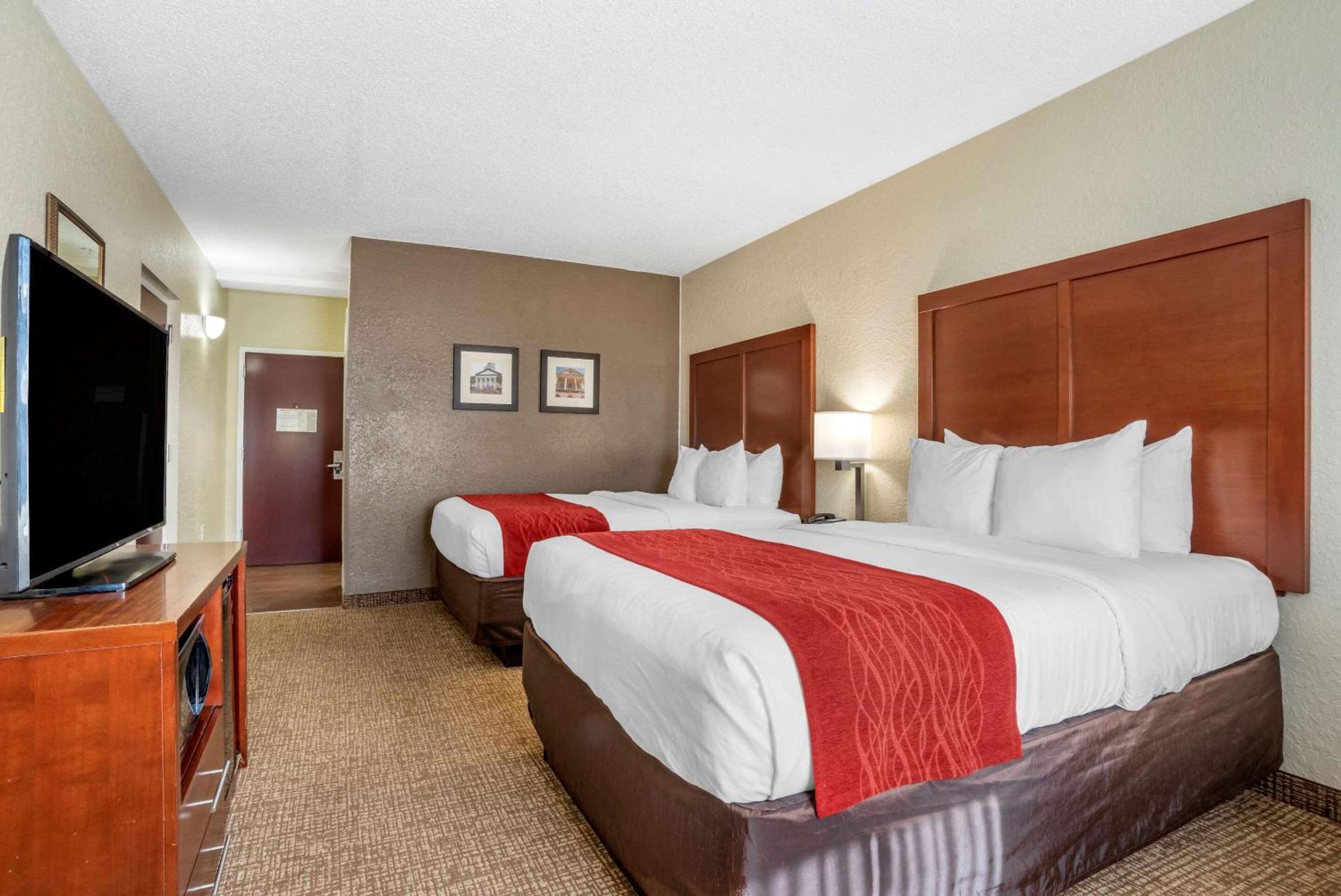 Queen Room with Two Queen Beds - Non-Smoking - Photo 1