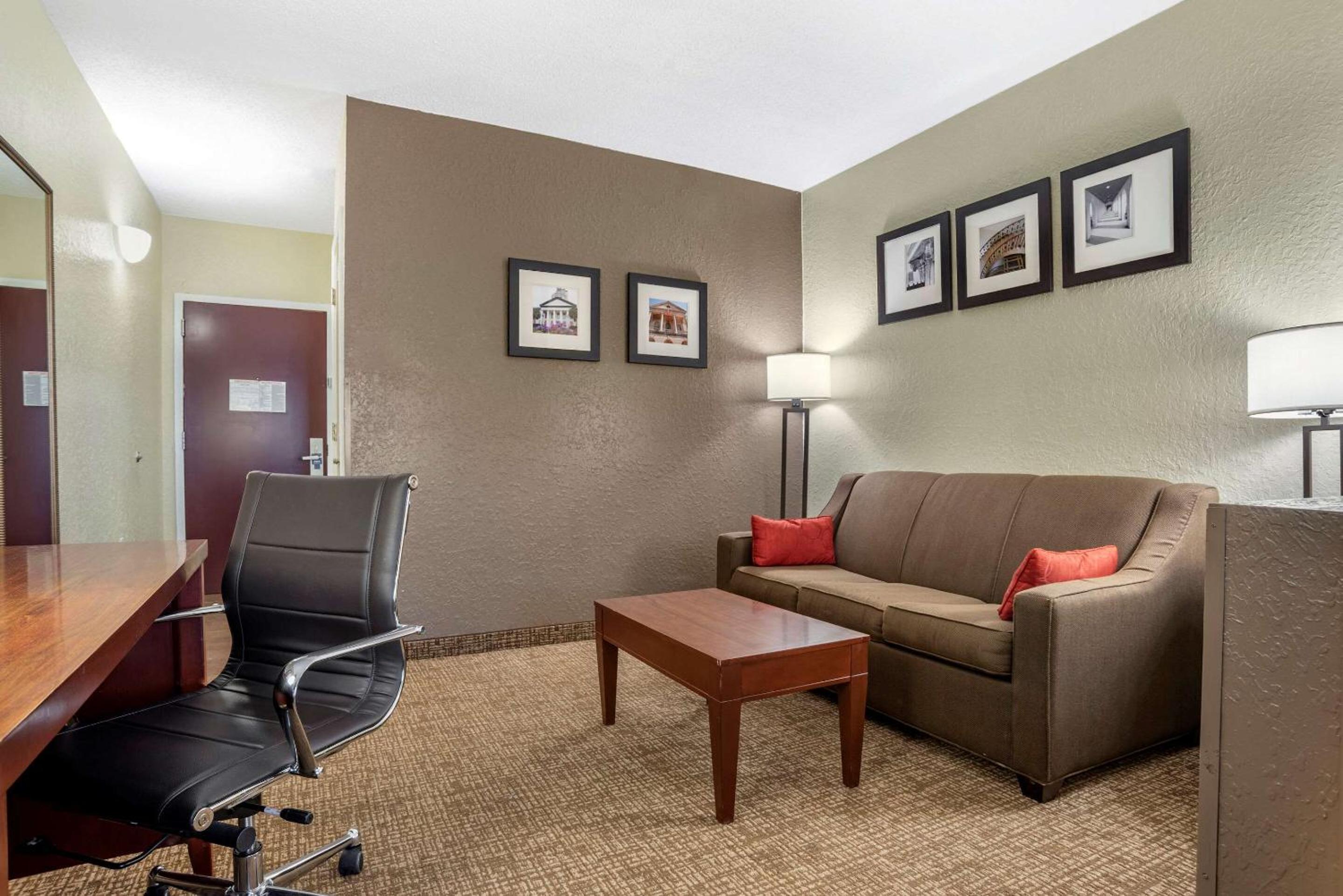 King Suite - Non-Smoking - Photo 4