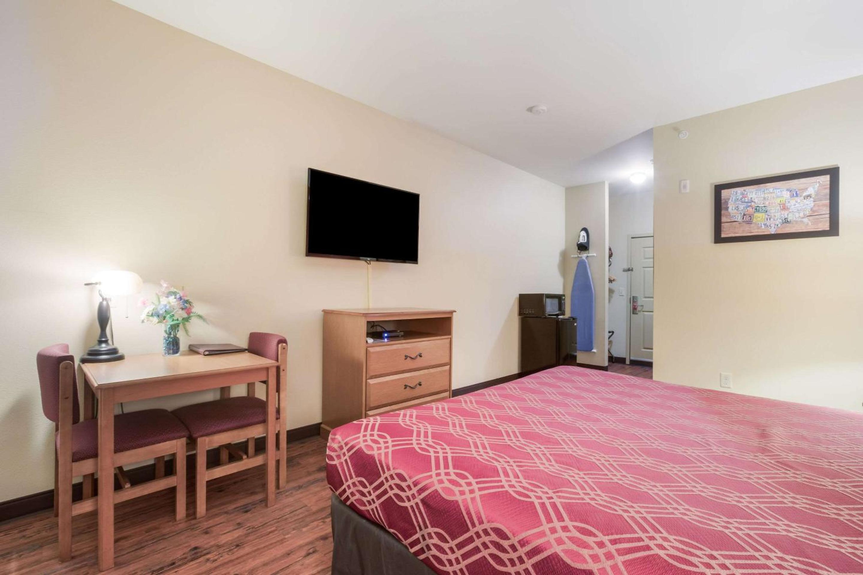 King Room - Non-Smoking - Photo 1