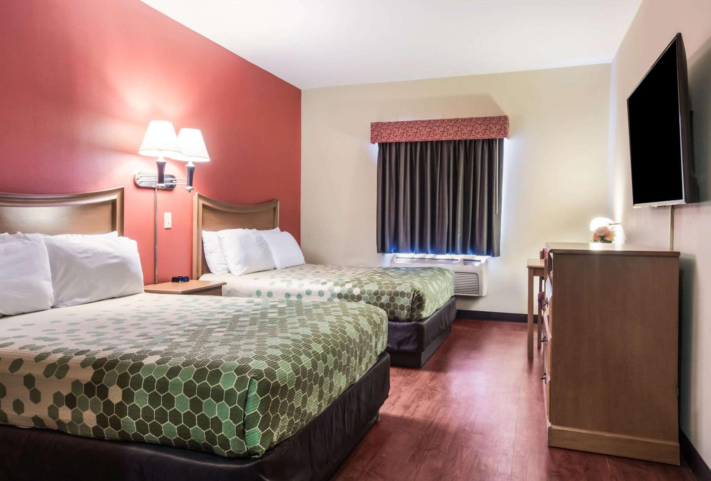 Queen Room with Two Queen Beds - Non-Smoking - Photo 1