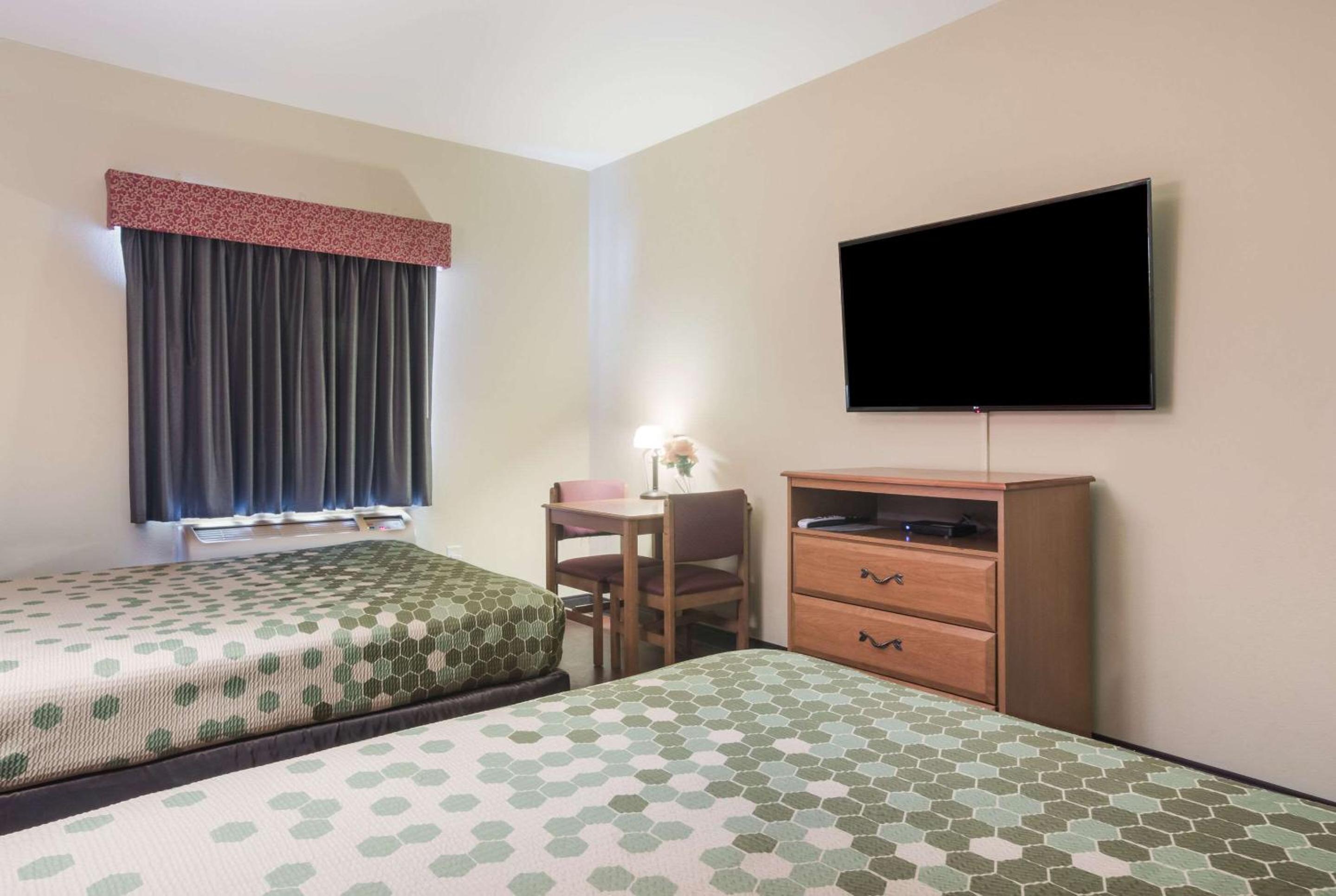 Queen Room with Two Queen Beds - Non-Smoking - Photo 2