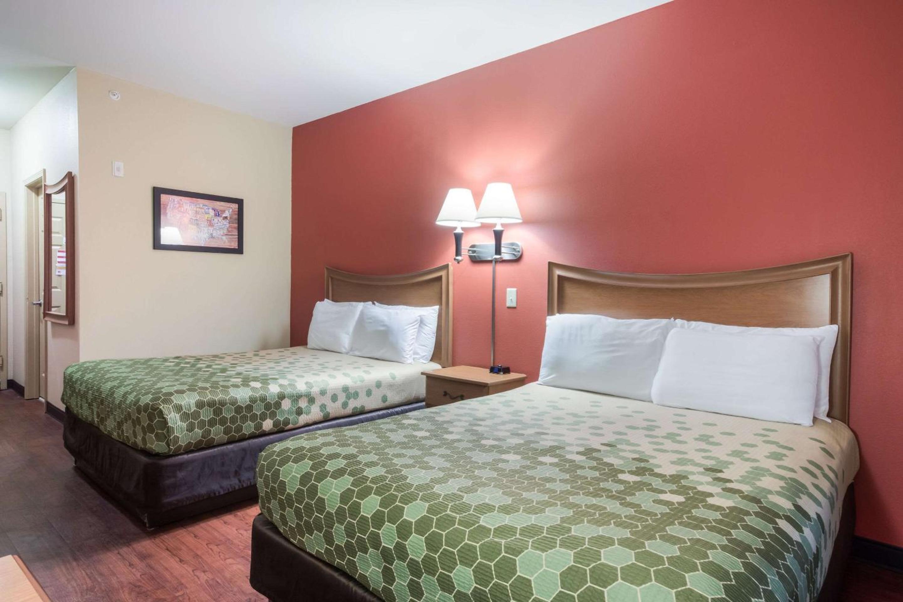 Queen Room with Two Queen Beds - Non-Smoking - Photo 3