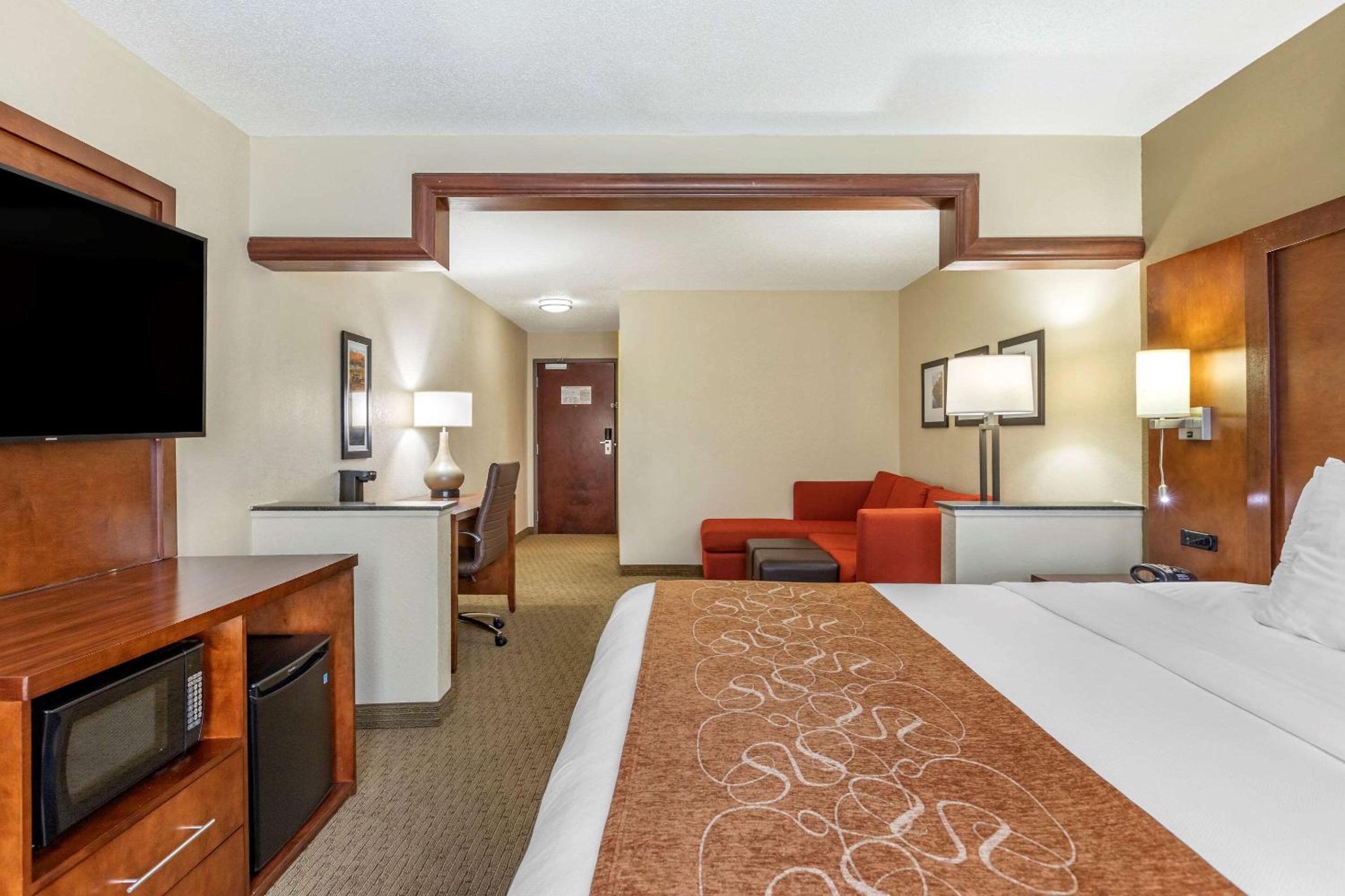 King Suite - Non-Smoking - Photo 4