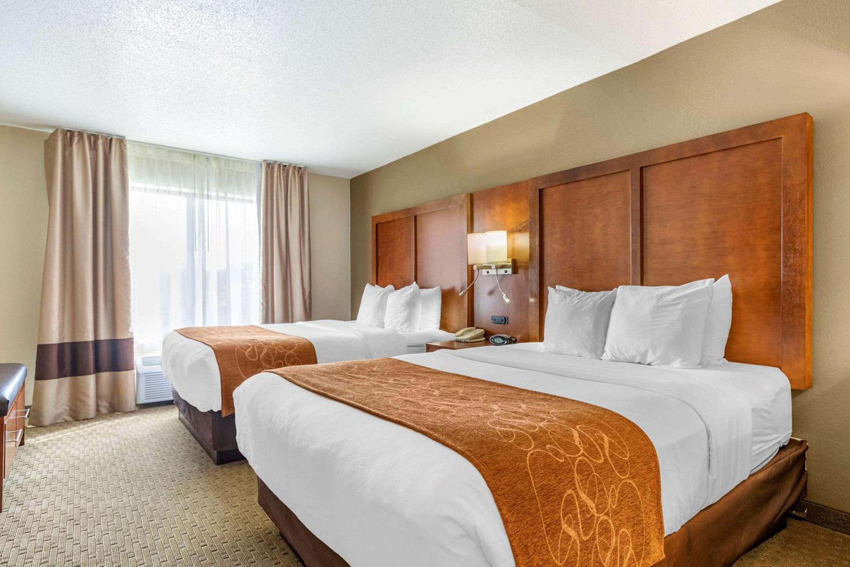 Queen Suite with Two Queen Beds - Non-Smoking - Photo 2