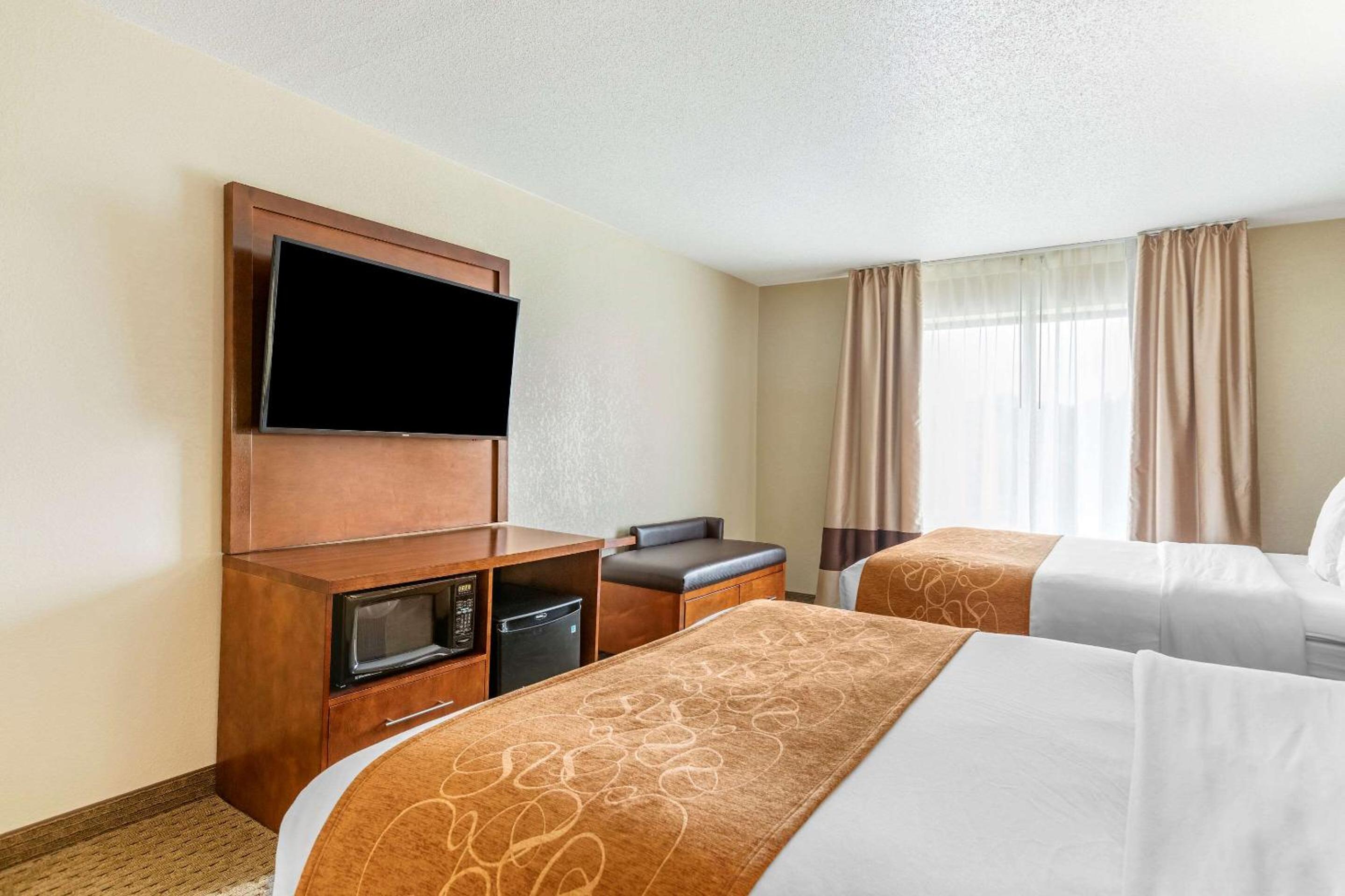 Queen Suite with Two Queen Beds - Non-Smoking - Photo 4