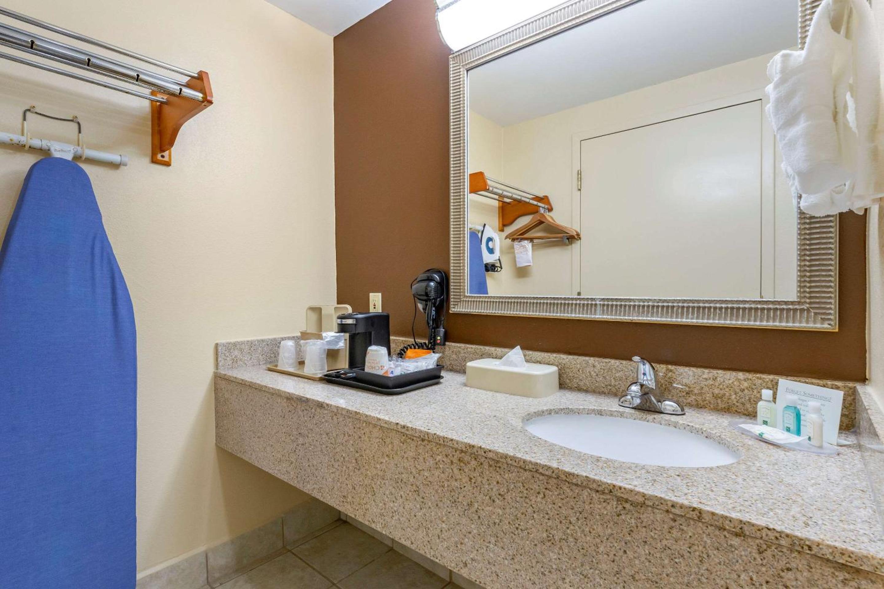 Double Room with Two Double Beds - Non-Smoking - Photo 8