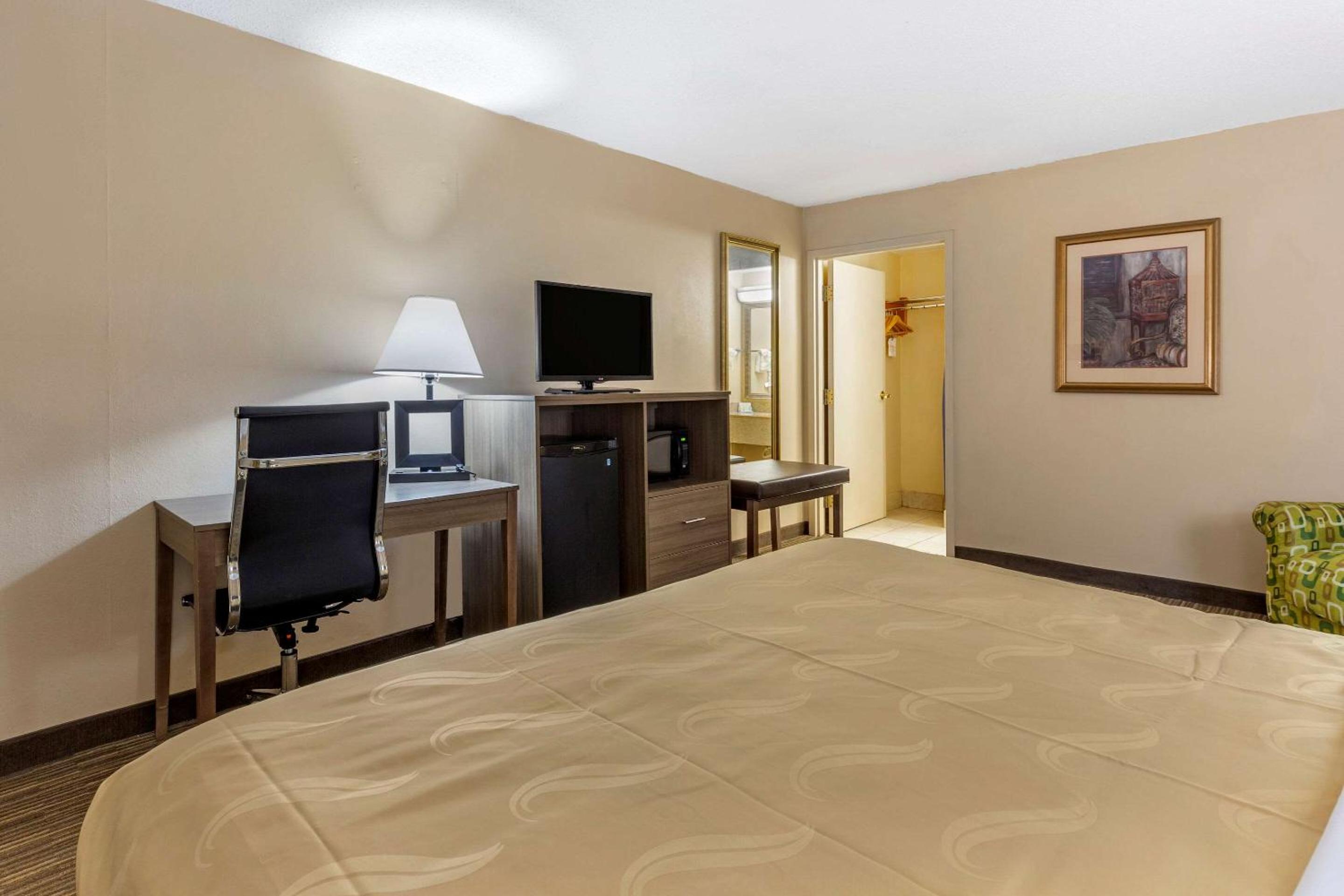 King Room - Non-Smoking - Photo 4