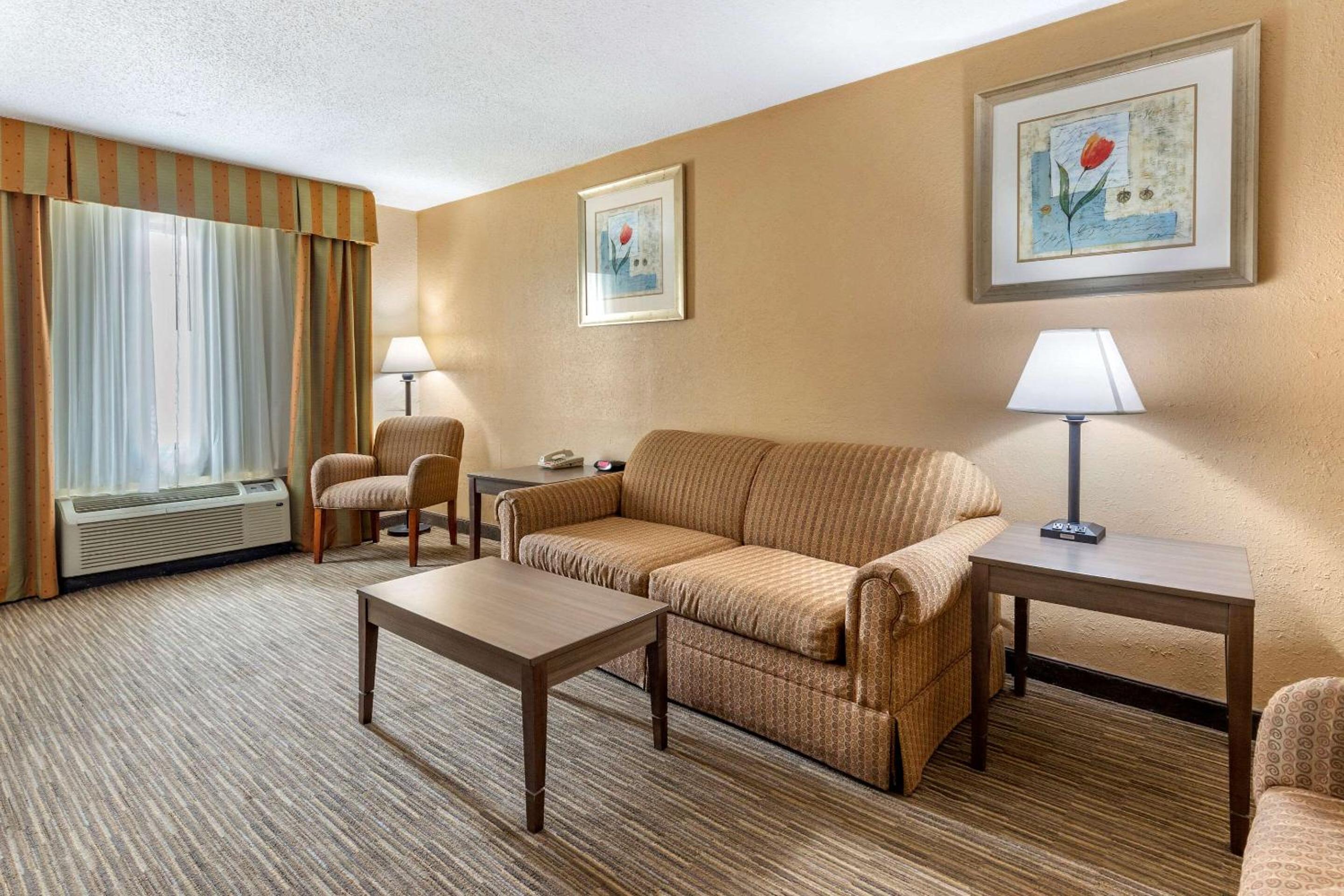 Double Suite with Two Double Beds - Non-Smoking - Photo 6