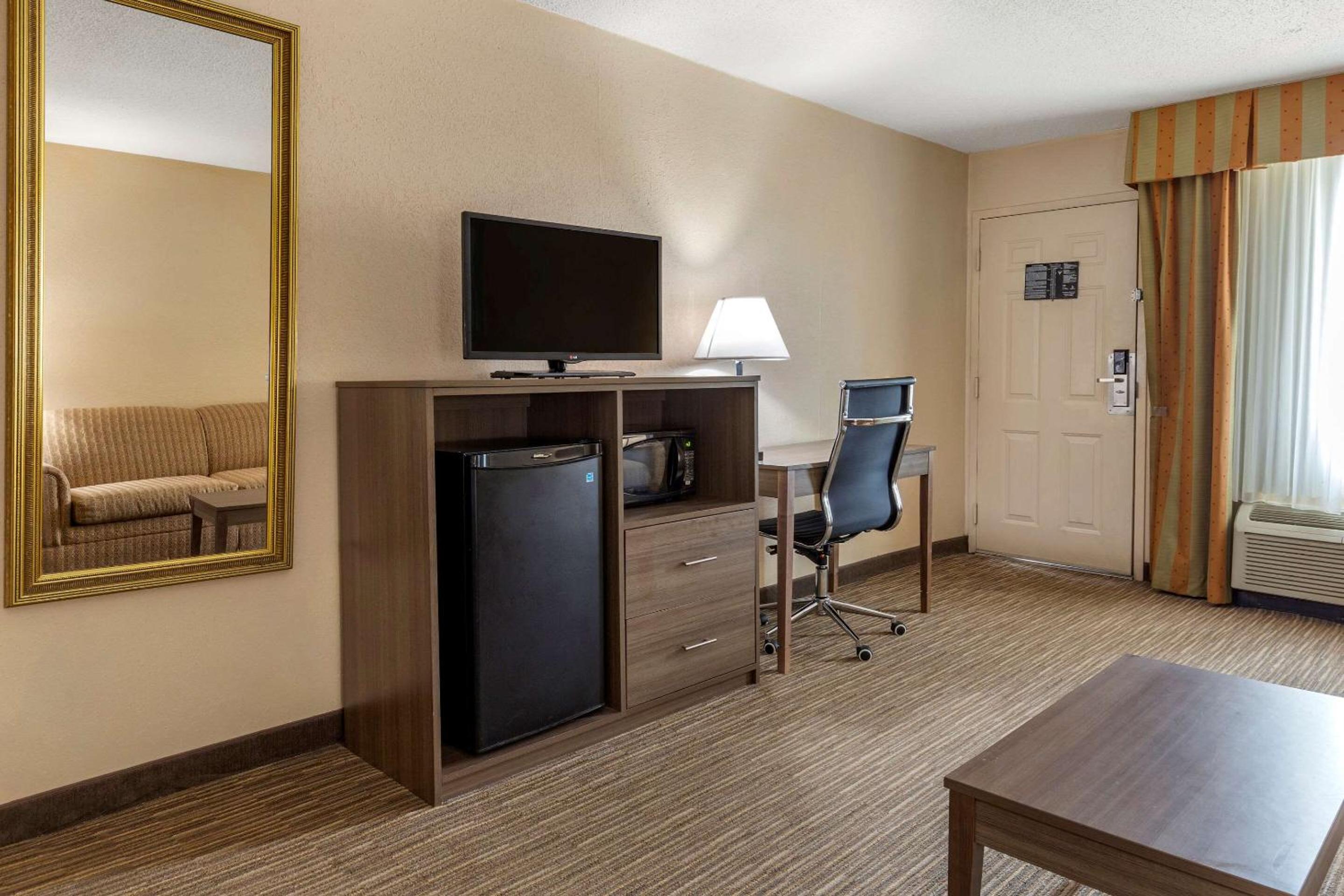 Double Suite with Two Double Beds - Non-Smoking - Photo 7