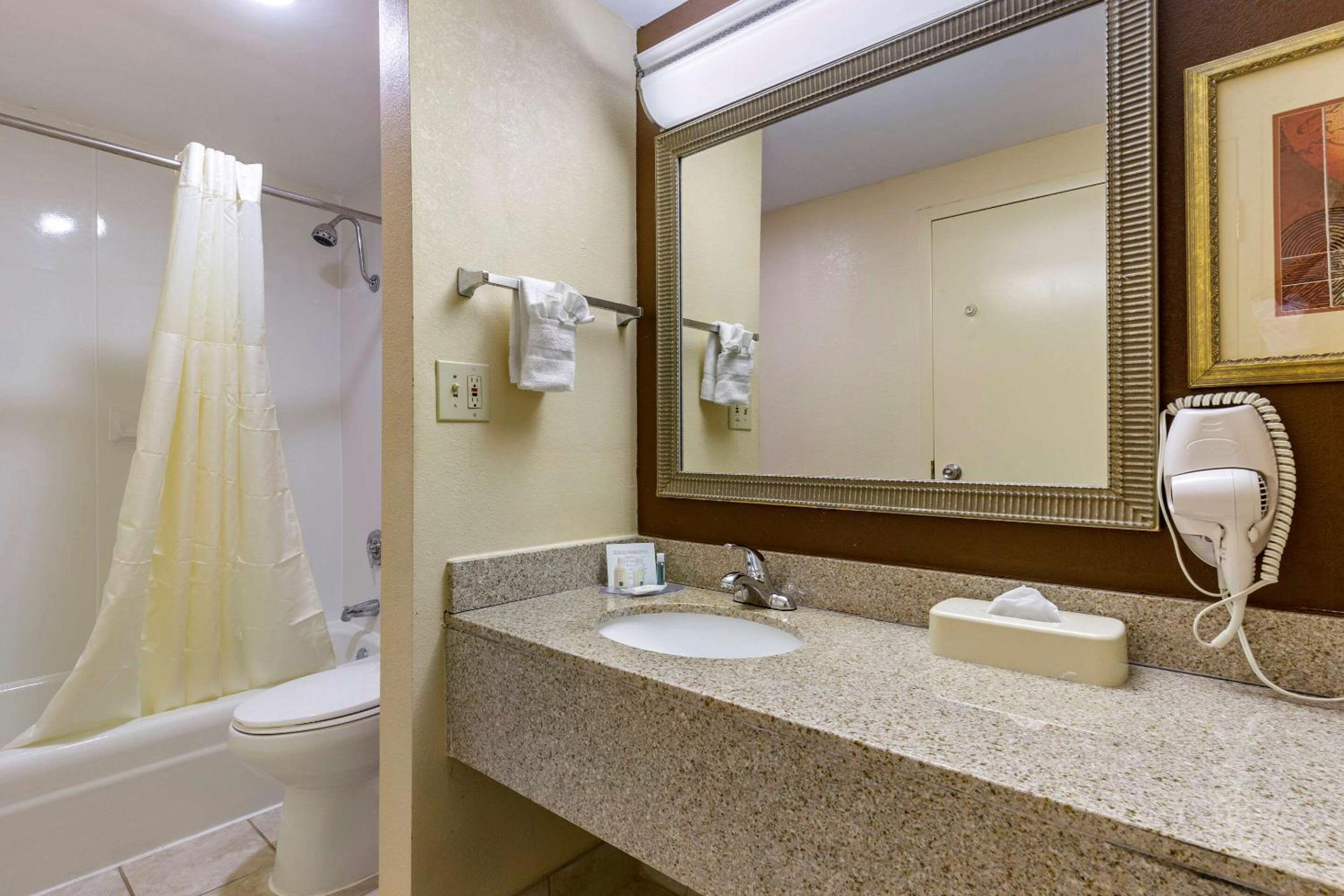 Double Room with Two Double Beds - Non-Smoking - Photo 10