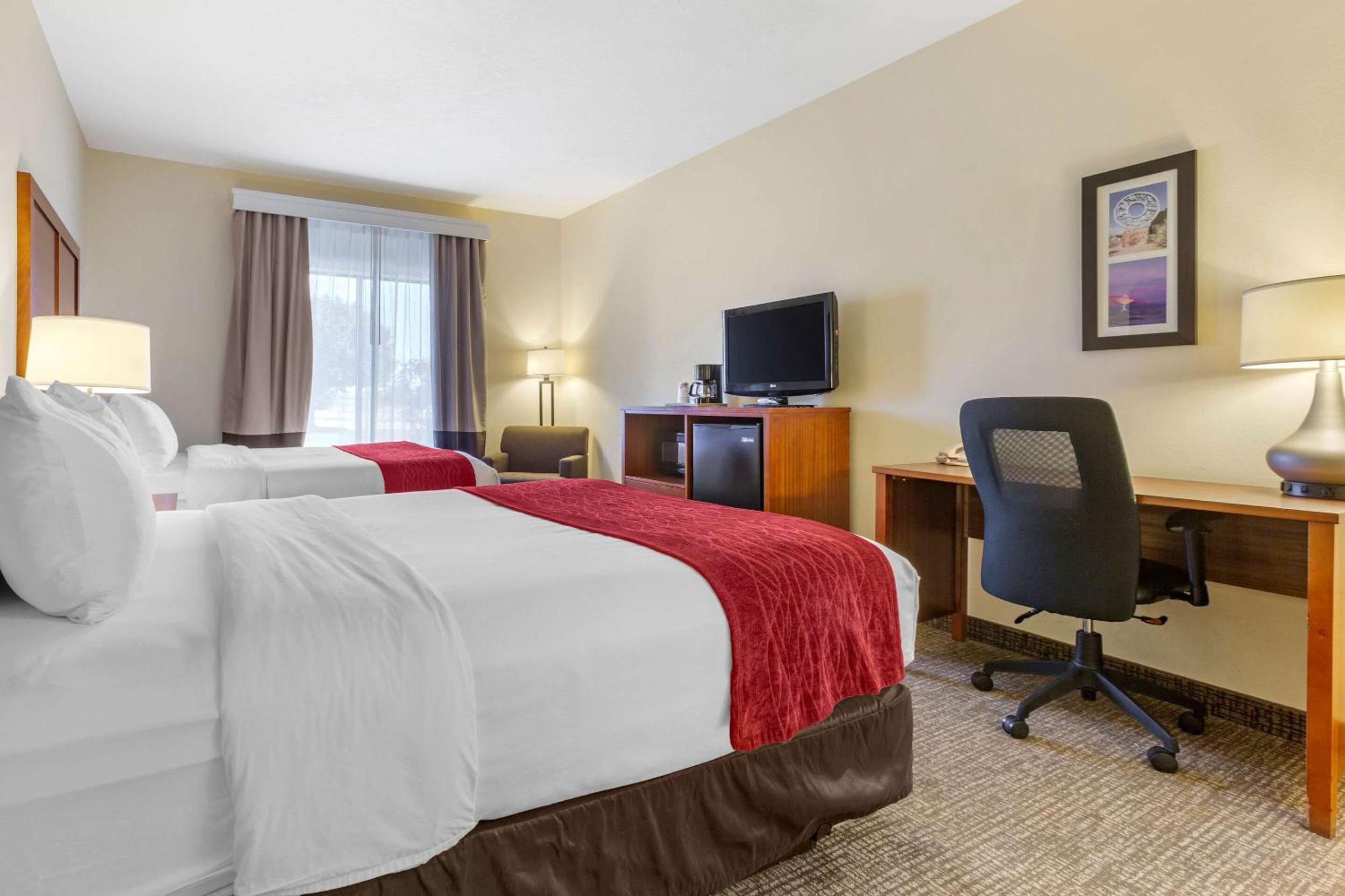 Queen Room with Two Queen Beds - Non-Smoking - Photo 2