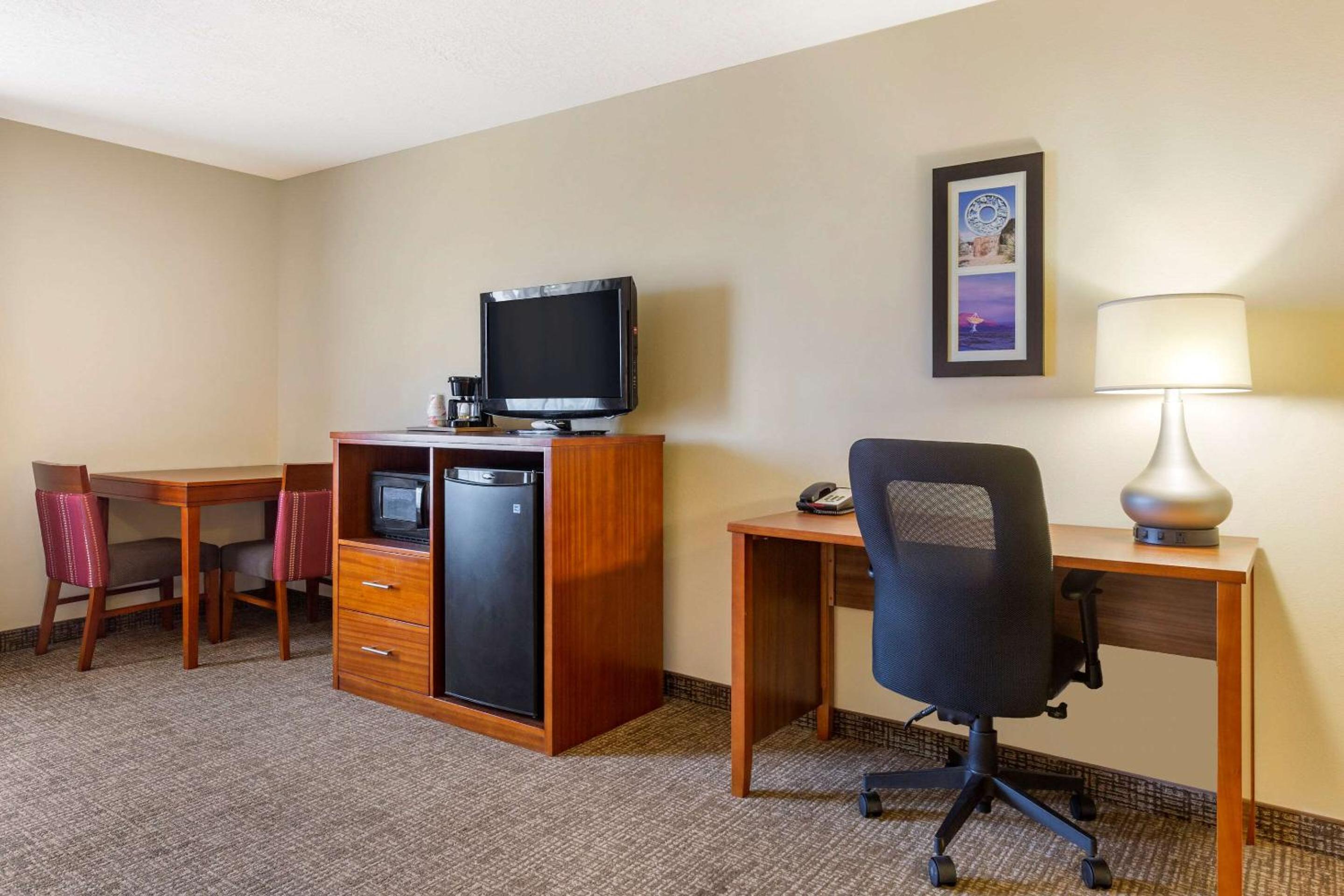 King Suite - Non-Smoking - Photo 5
