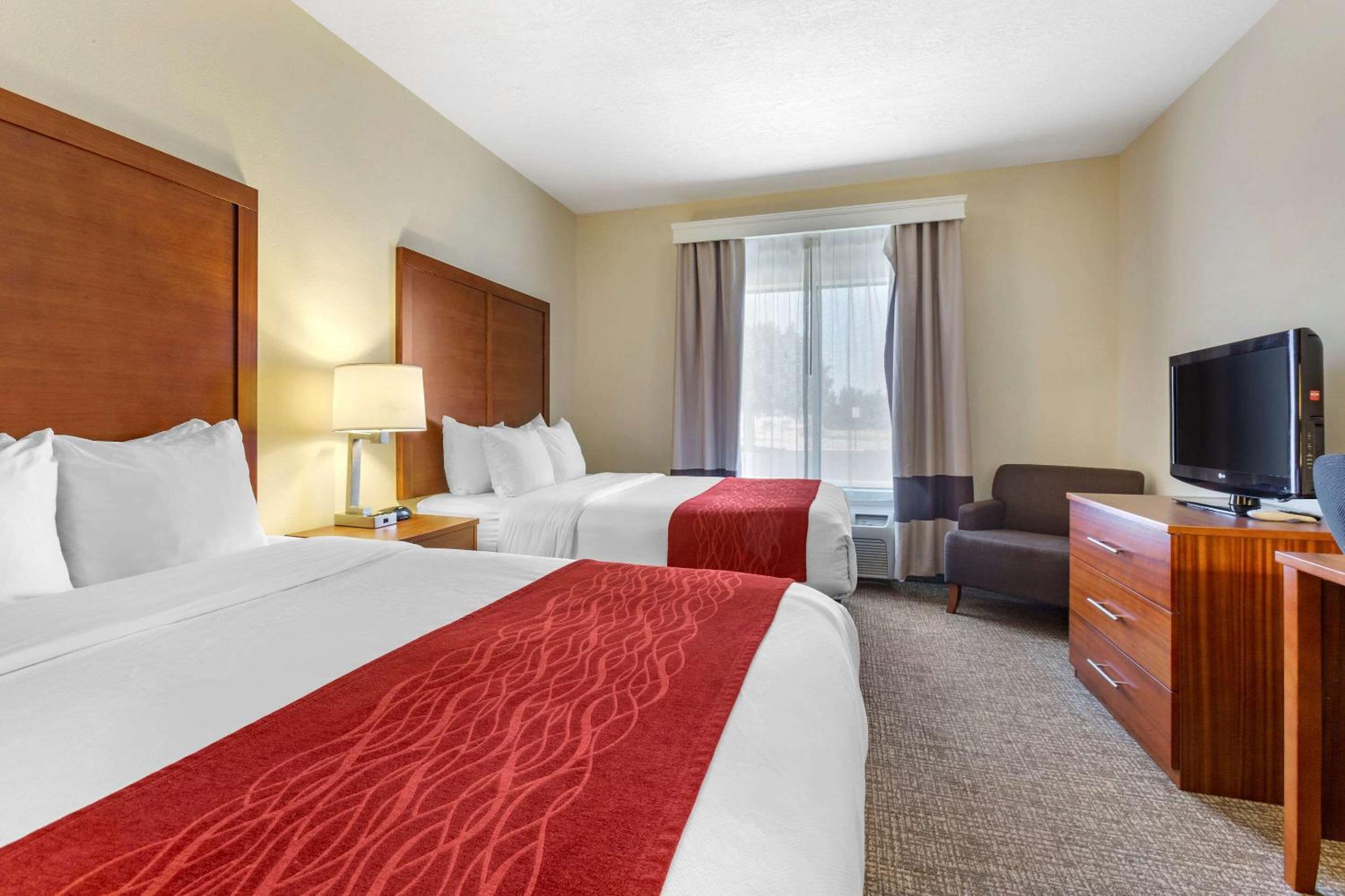 Queen Room with Two Queen Beds - Non-Smoking - Photo 3