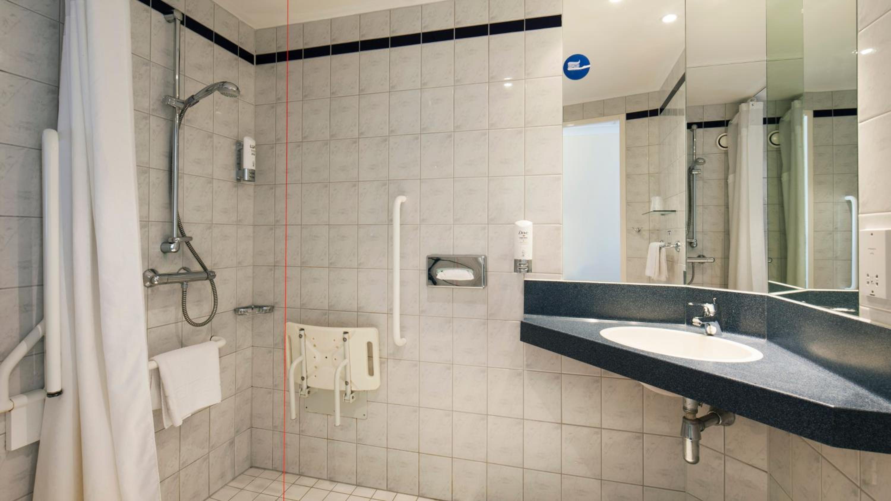 Twin Room - Disability Access photo 2