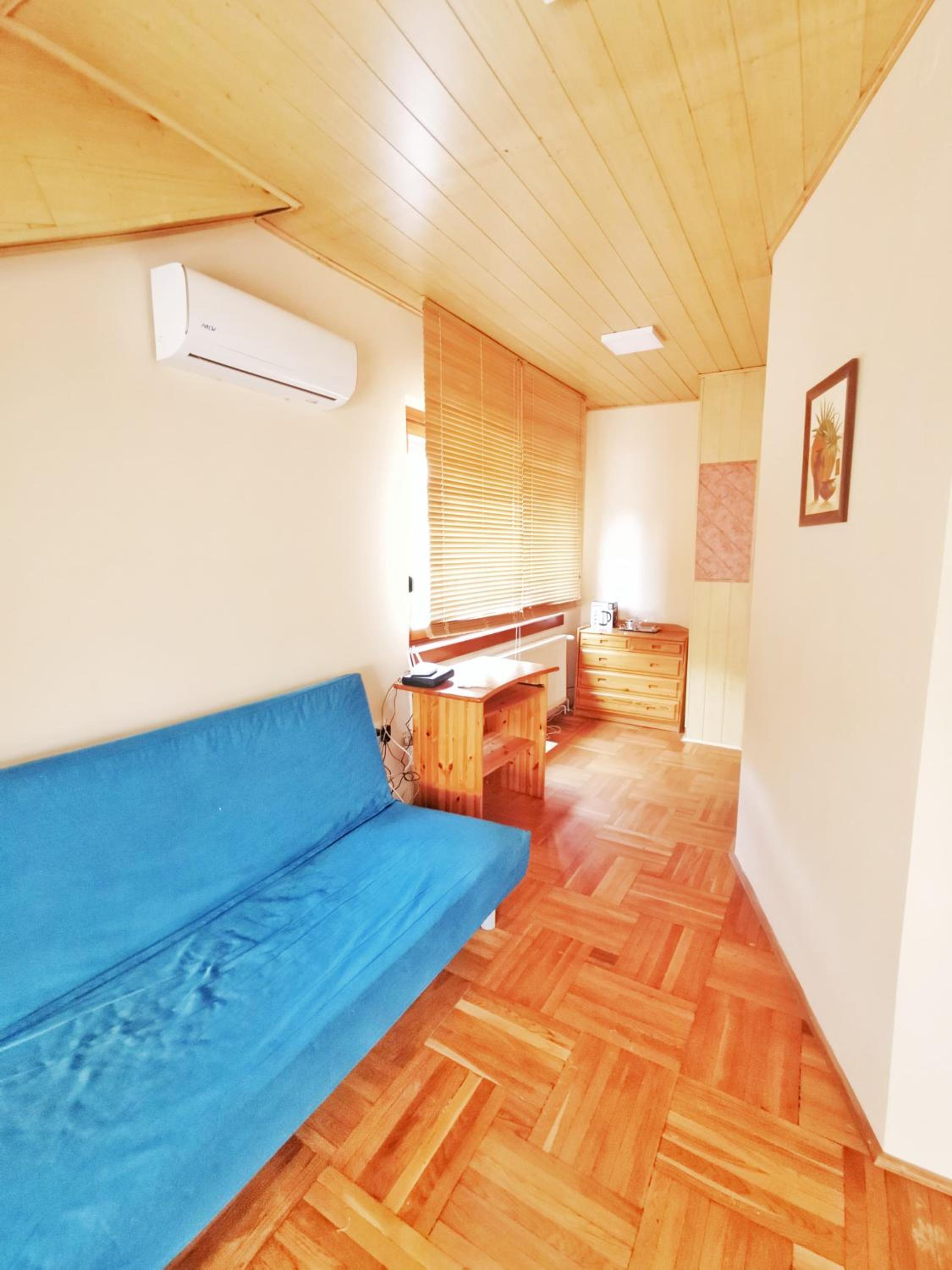 One-Bedroom Apartment - Photo 2