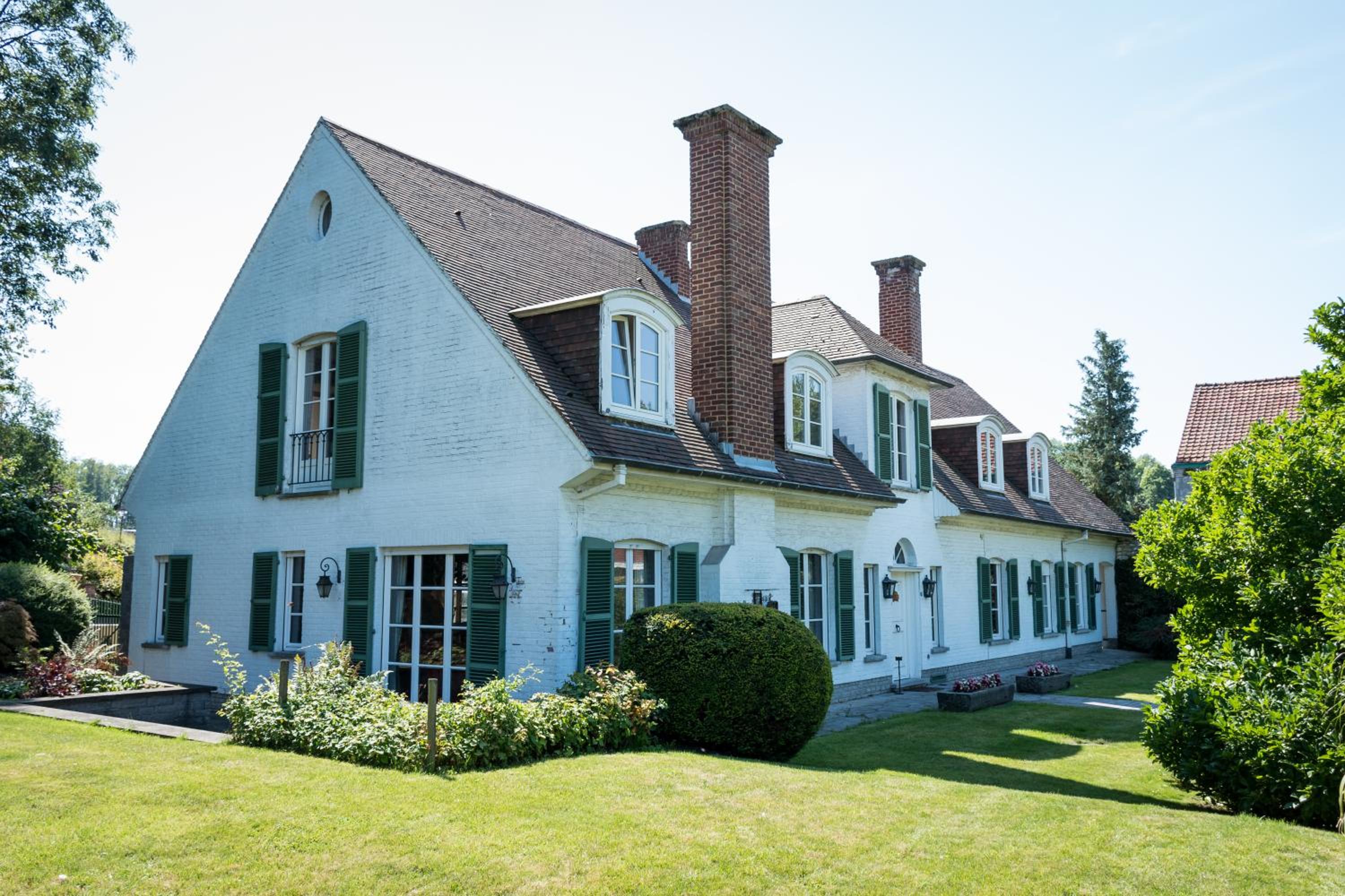 Five-Bedroom House photo 1