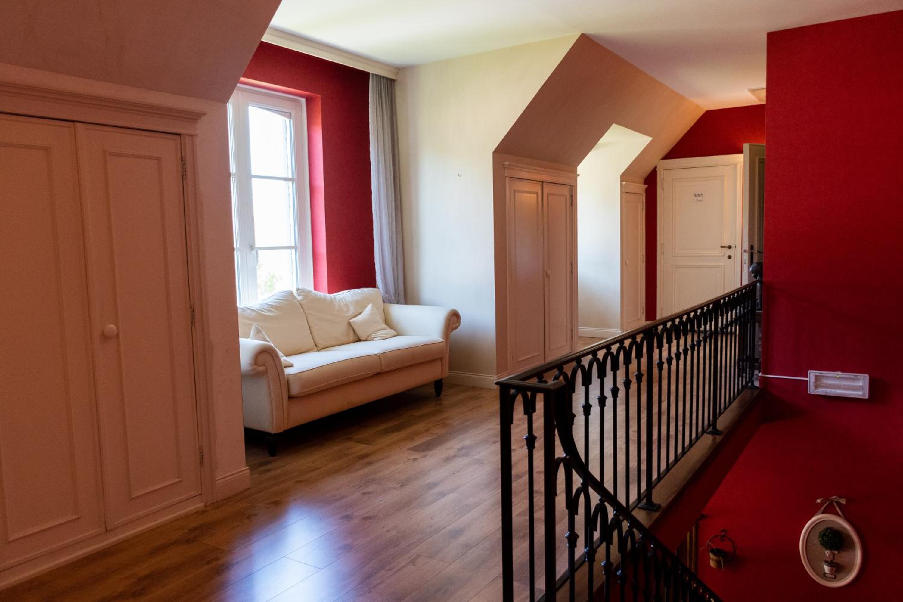 Five-Bedroom House photo 3