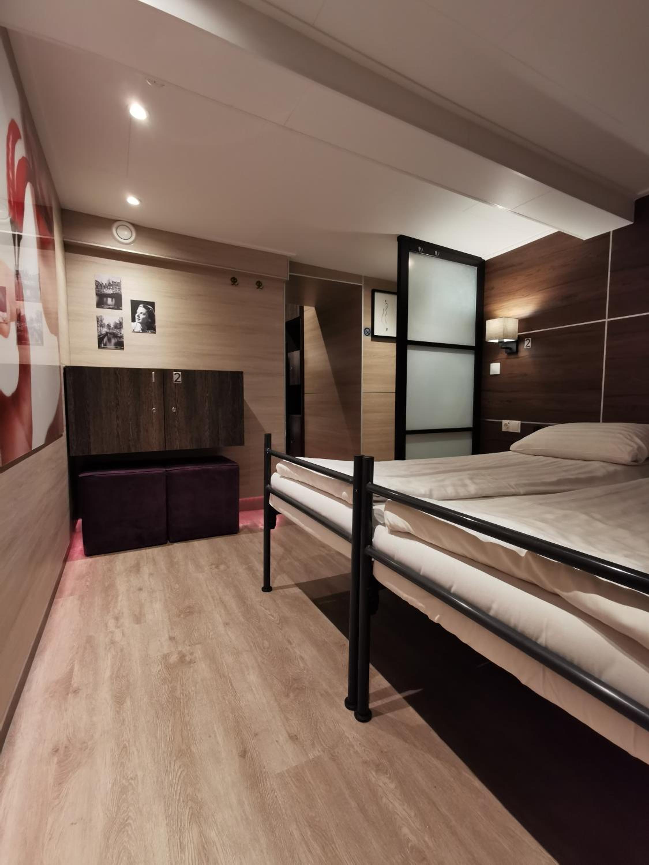 Bed in 8-Bed Mixed Dormitory Room photo 1