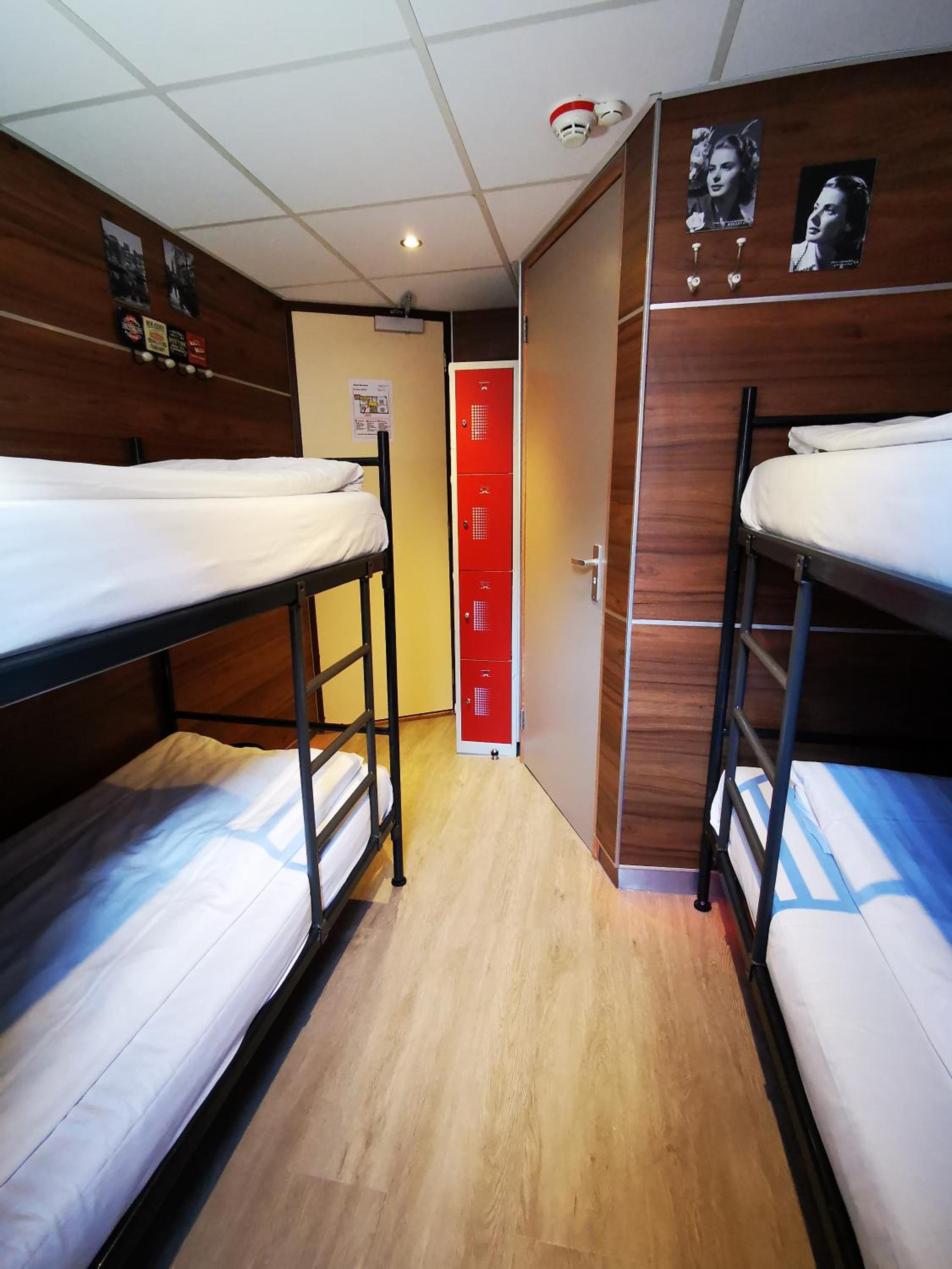 Quadruple Room with Private Bathroom photo 2