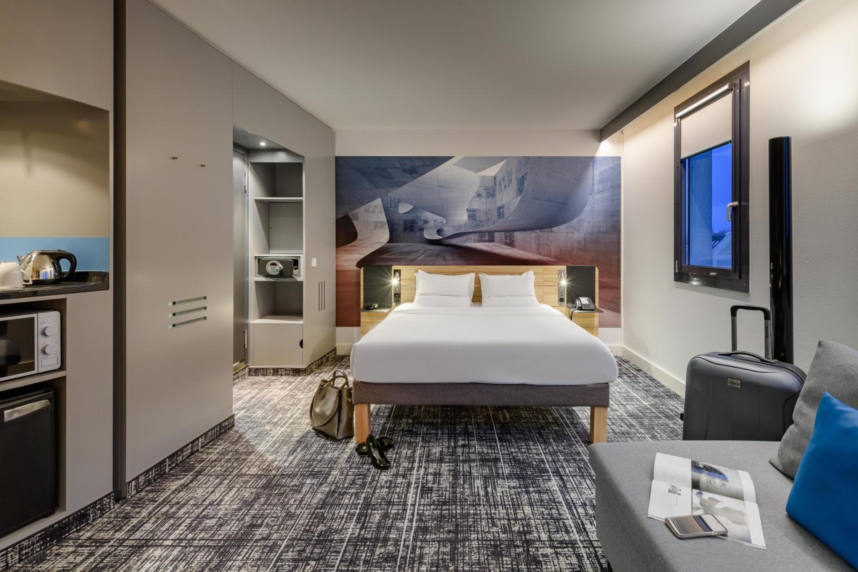 Standard Suite with Double Bed and Sofa Bed photo 2