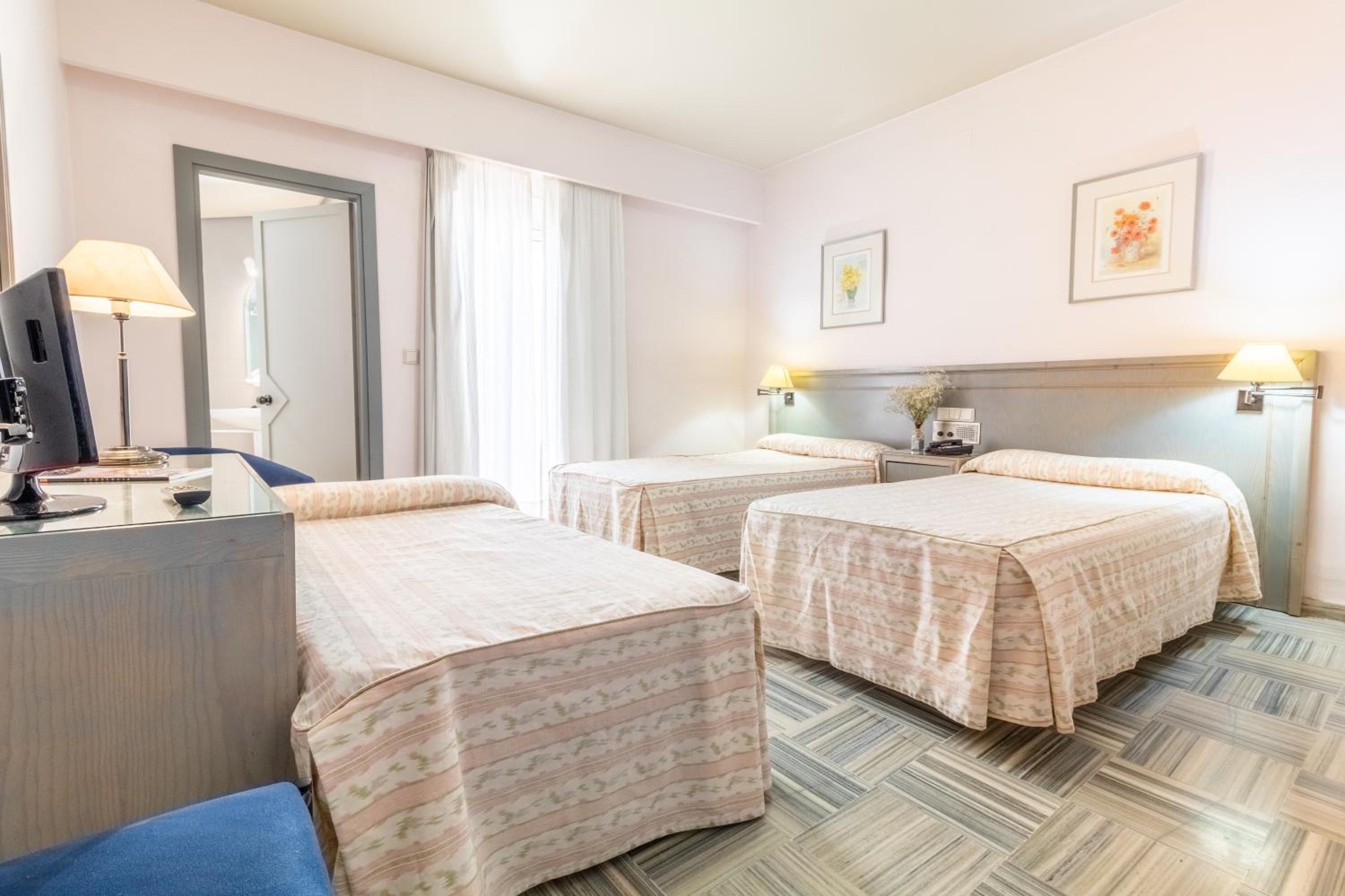 Twin Room with Extra Bed (2 Adults + 1 Child) photo 2