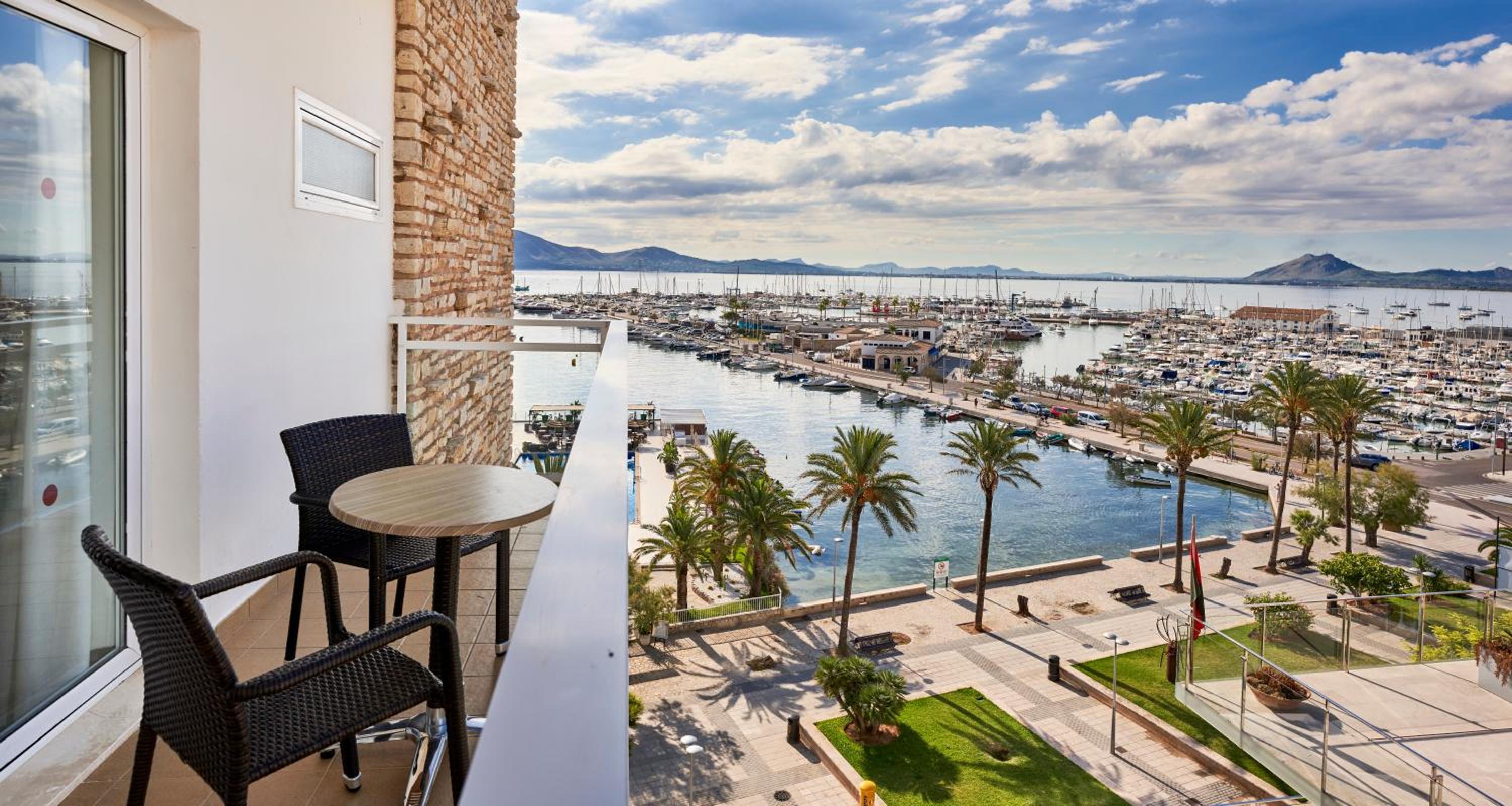 Double or Twin Room with Side Sea View - Photo 4