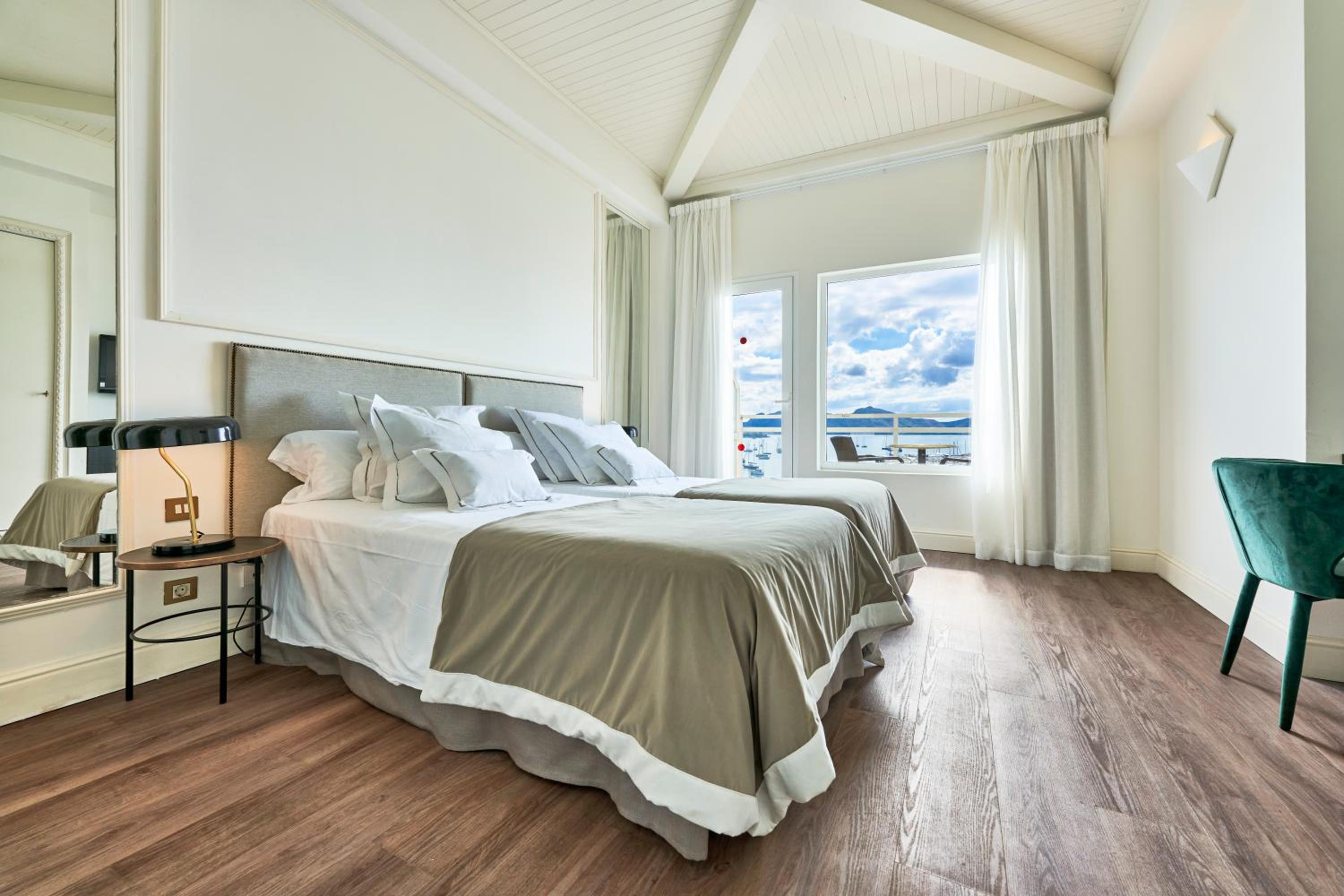 Double or Twin Room with Front Sea View and Balcony - Photo 1