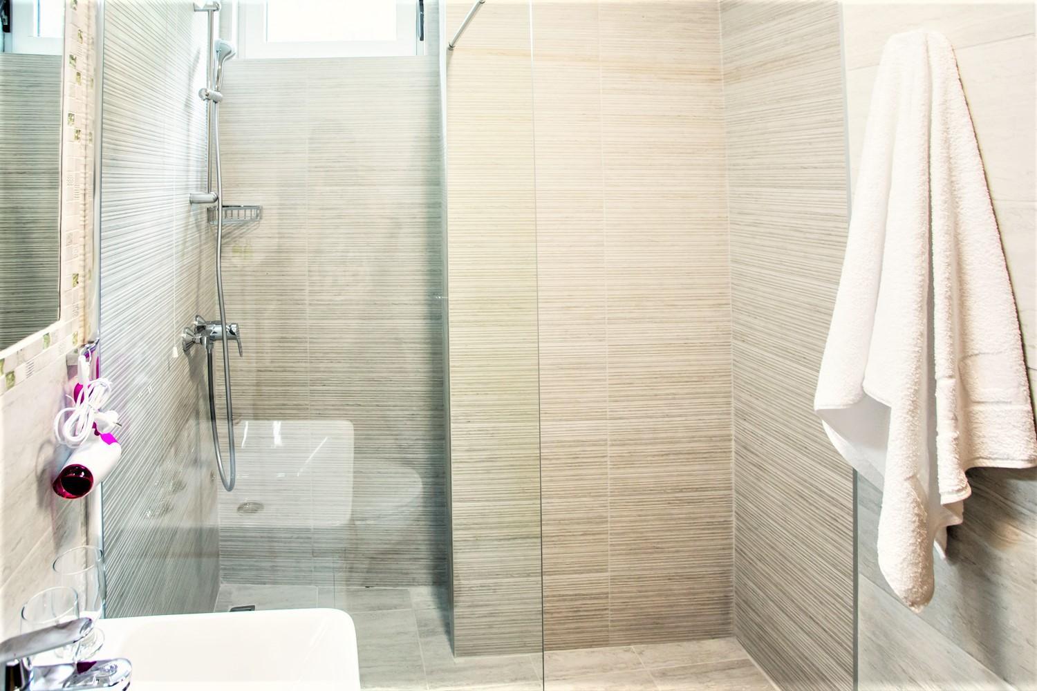 Deluxe Triple Room with Sea View - Photo 13
