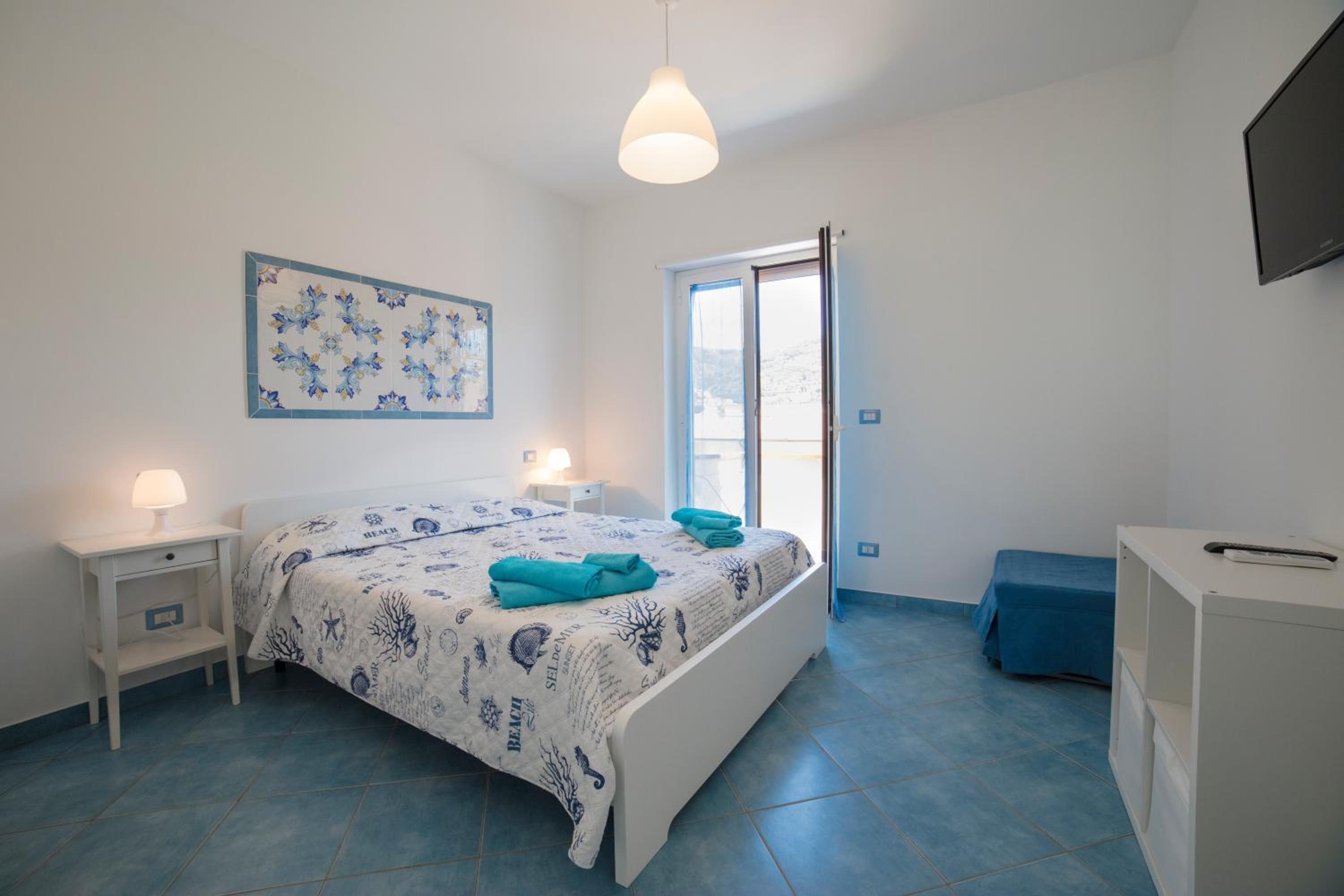 King Room with Balcony - Photo 1