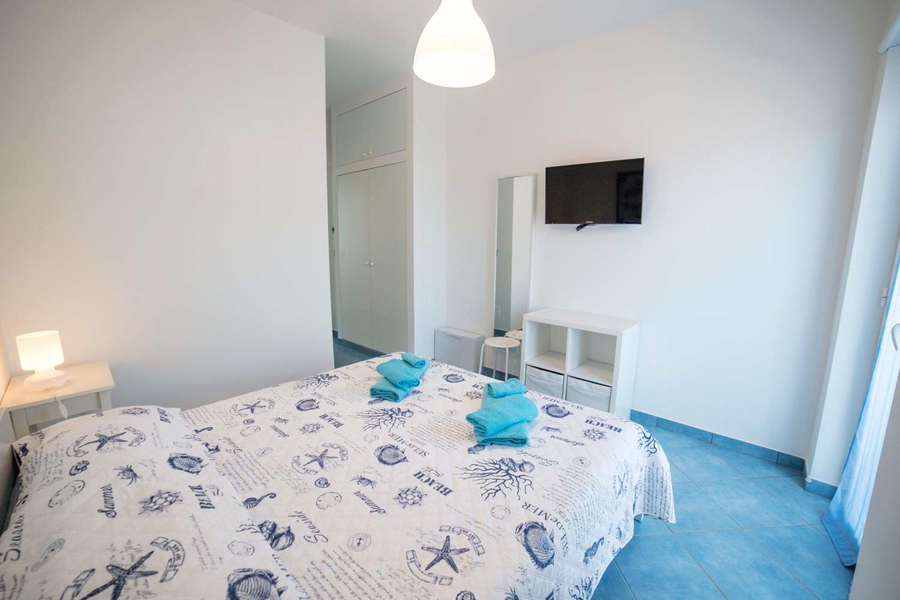 King Room with Balcony - Photo 23
