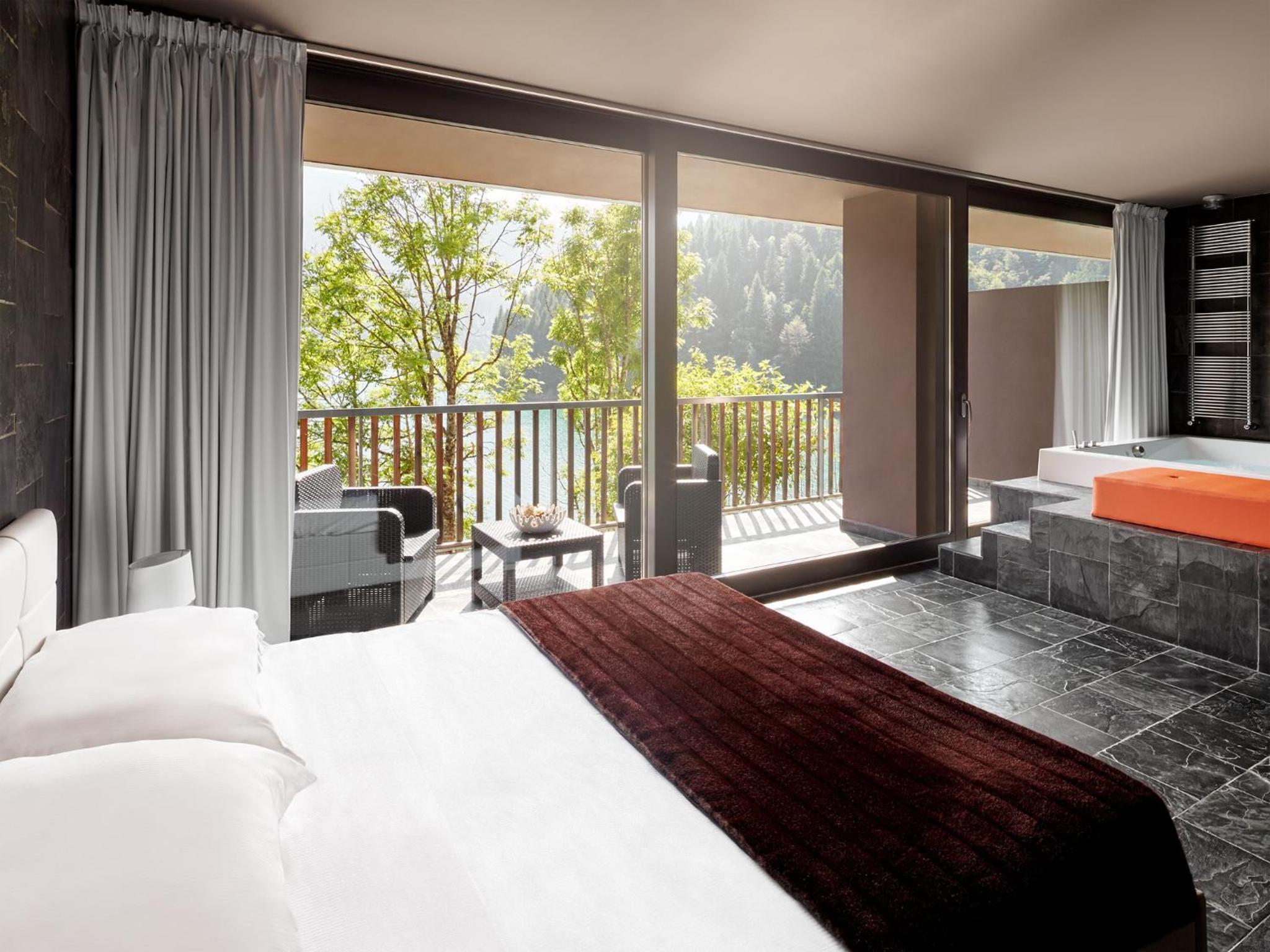 Deluxe Suite with Spa Bath - Photo 8