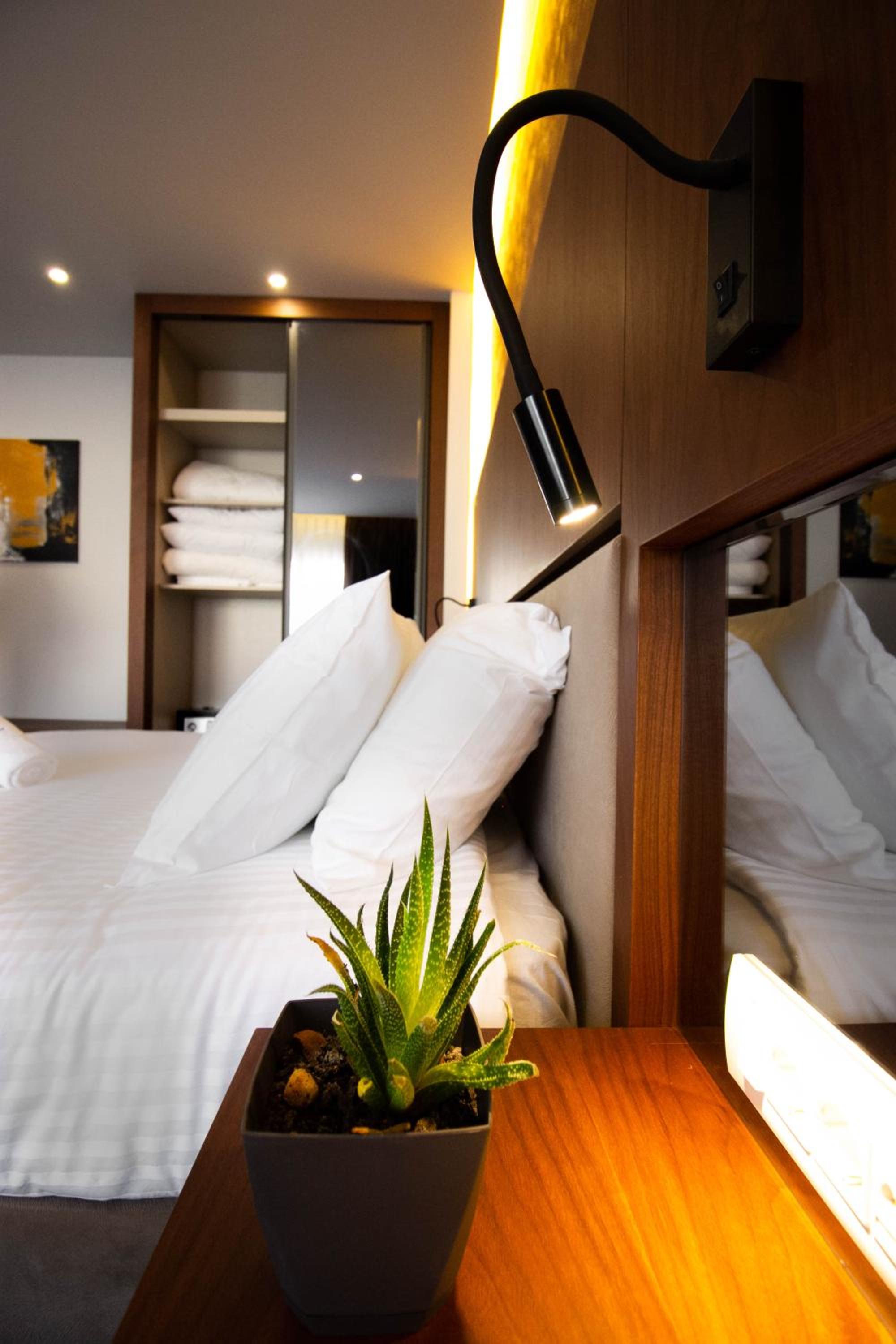 Standard Double or Twin Room - Photo 1