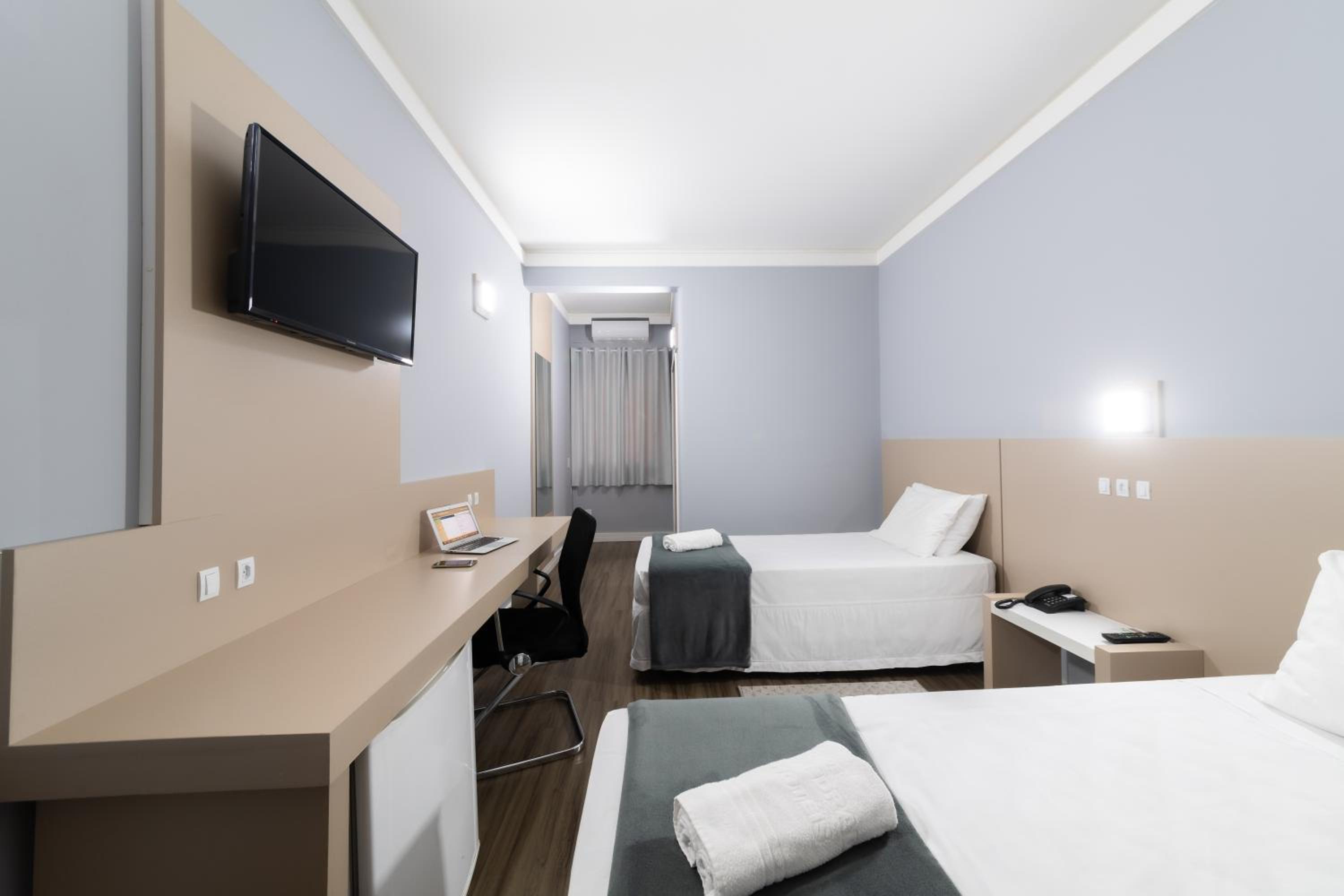 Standard Triple Room with 3 Single Bad photo 3